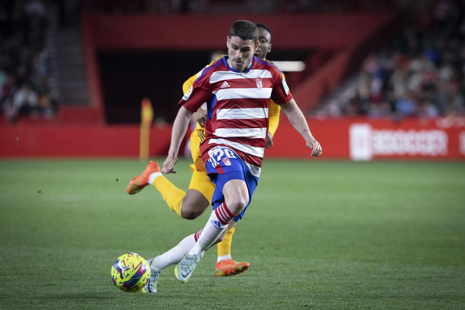 Sergio Ruiz busca el balón en el partido de este domingo