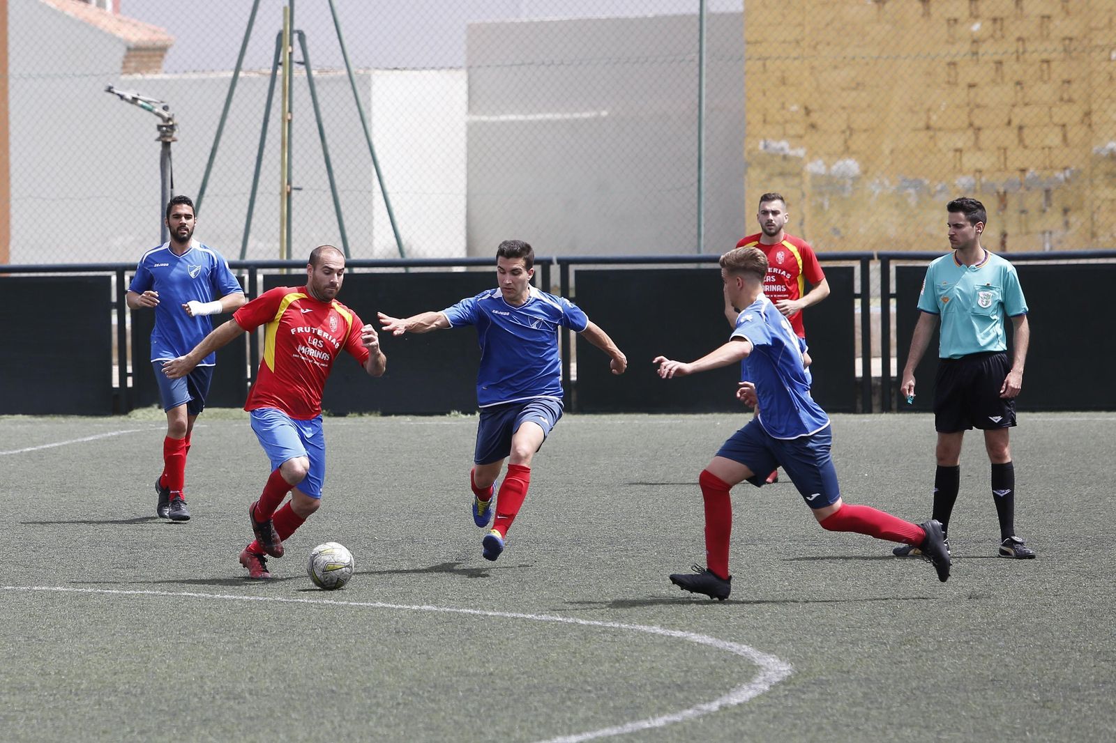Dos jugadores del Otura tratan de presionar a un futbolista del Churriana.
