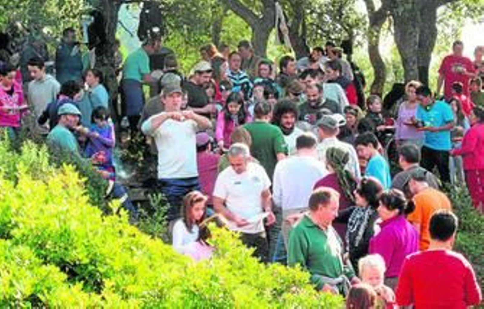 Los asistentes al Día del Árbol de Agaden esperan para disfrutar de su plato de paella tras plantar 500 plantones de árboles y matorral.