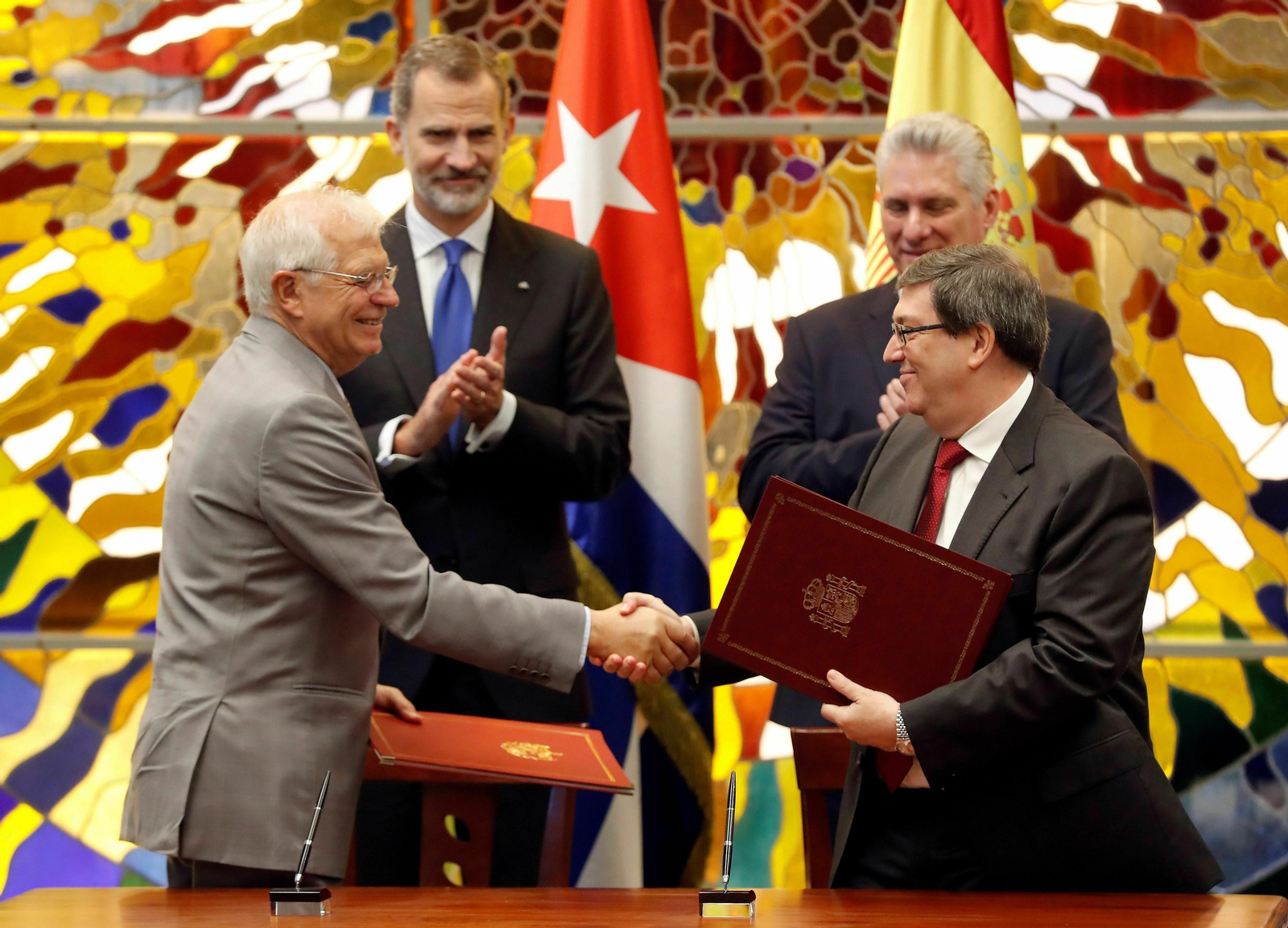 Josep Borrell y Bruno Rodríguez firman un acuerdo junto al Rey y Díaz-Canel.