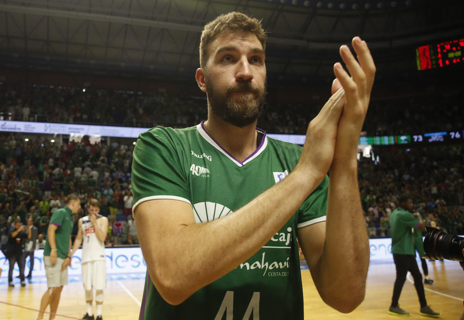 Musli aplaude a la afición tras un partido.