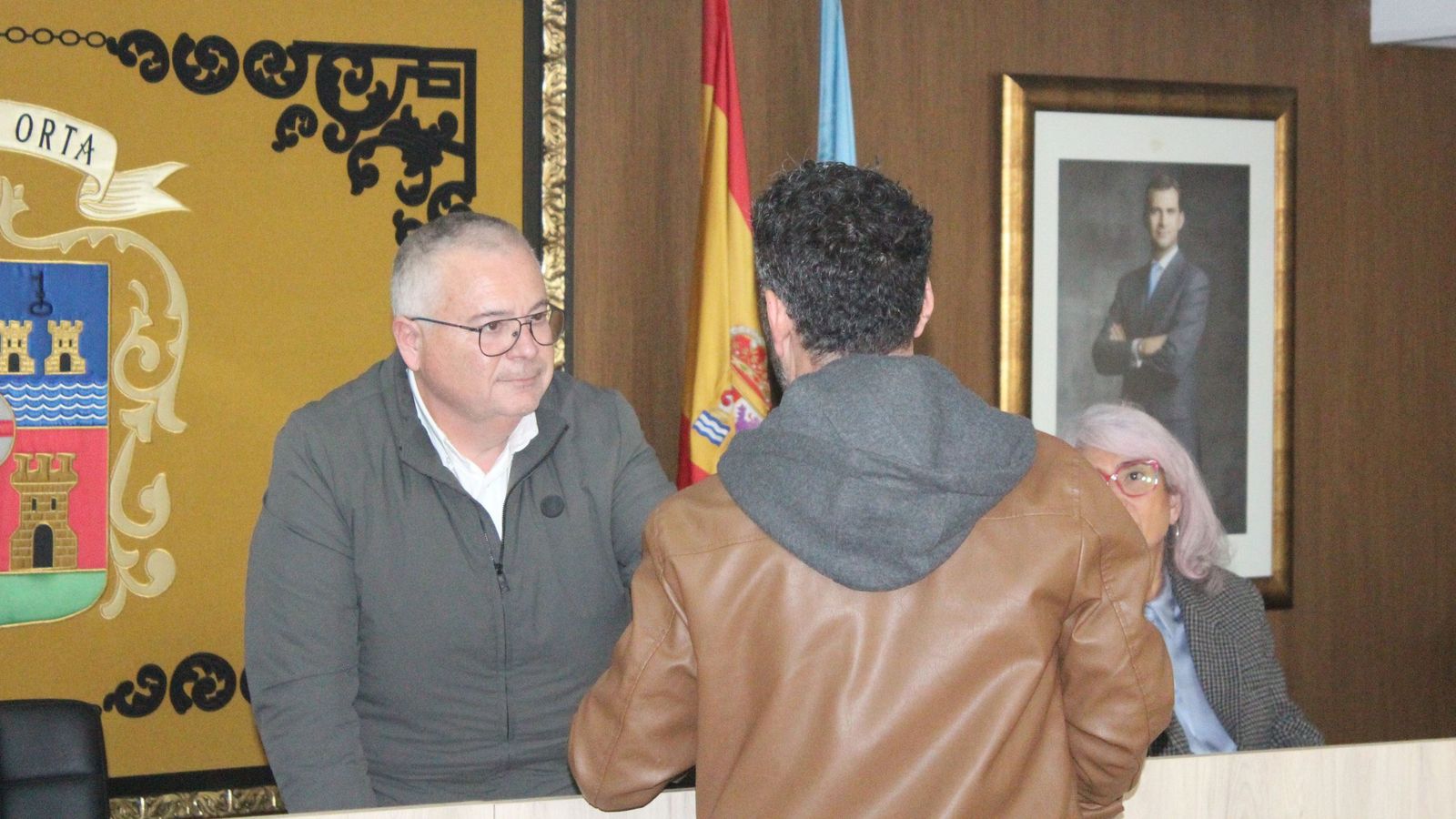 Pedro Zamora recibe el saludo de Álvaro Ramos (presumible próximo alcalde) tras la celebración del Pleno.
