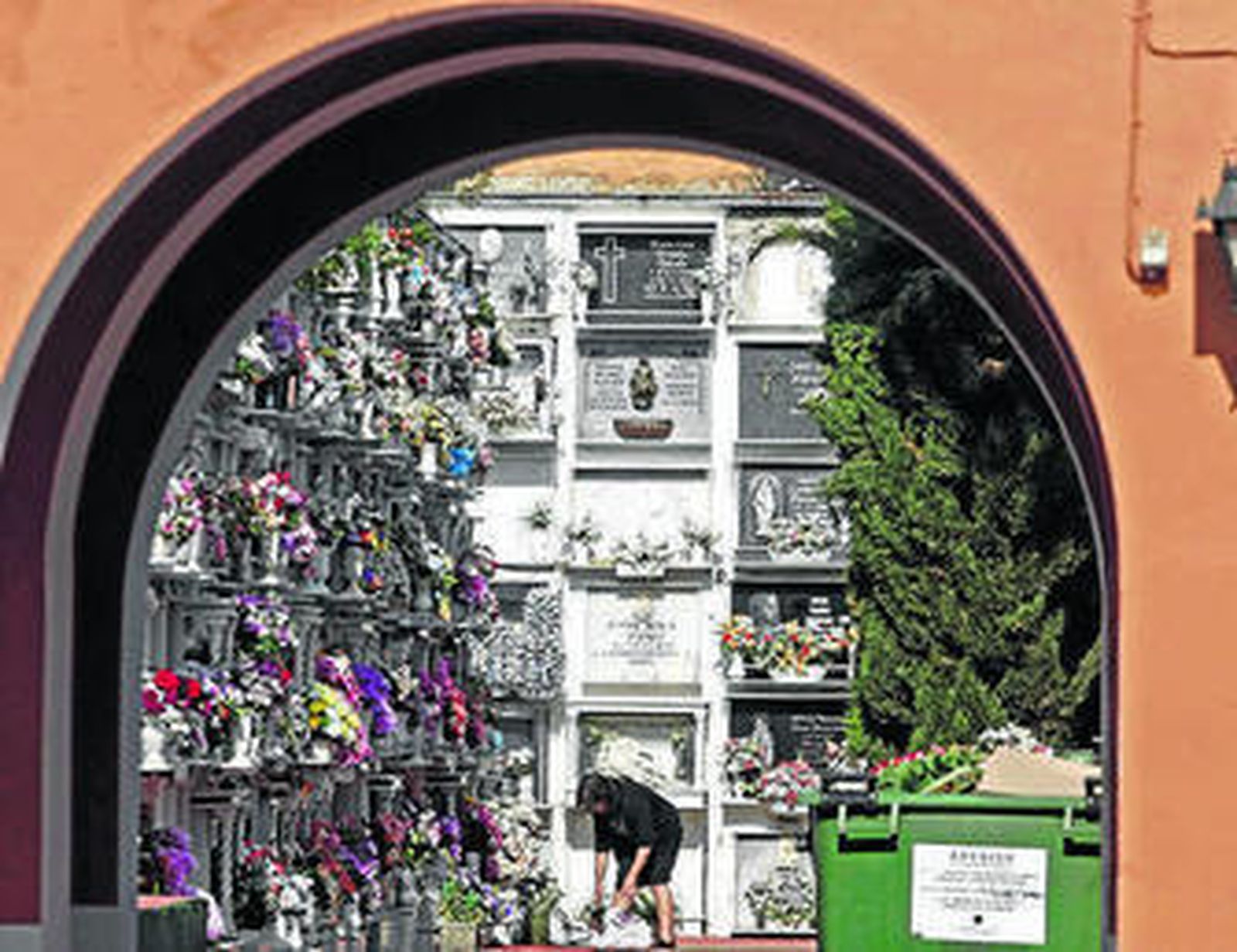 Una mujer arregla un nicho, ayer en el cementerio de San José.