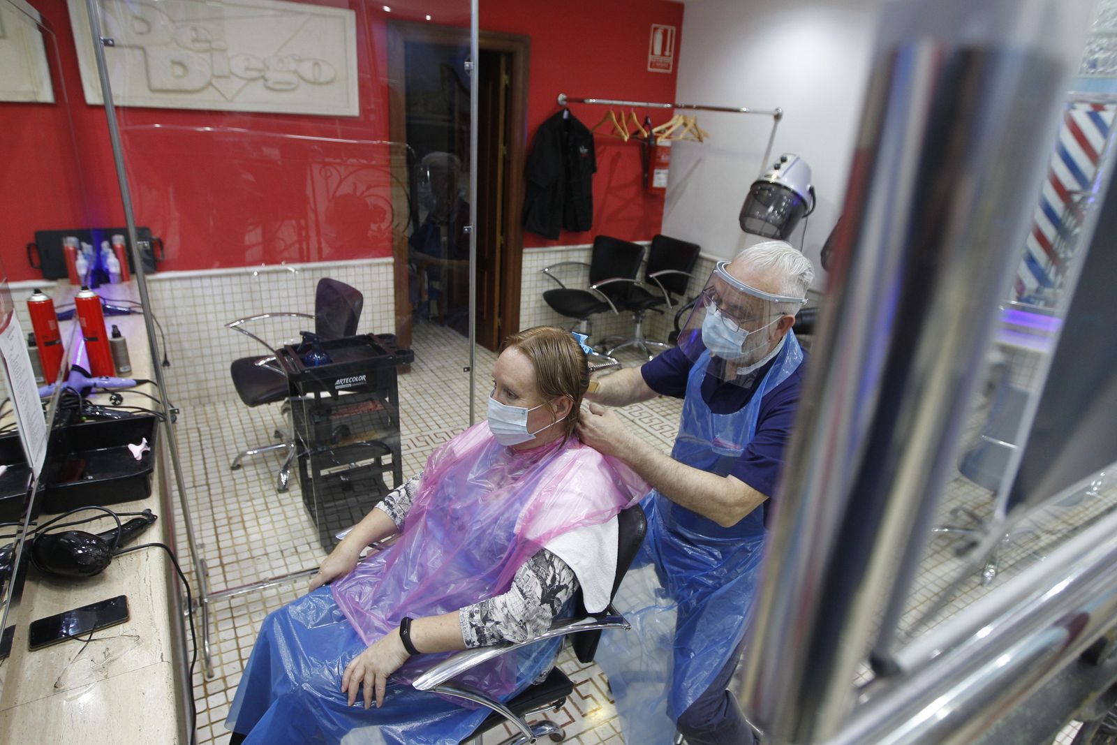 Fotografías primer día de peluquerías en coronavirus-COVID-19. Almería