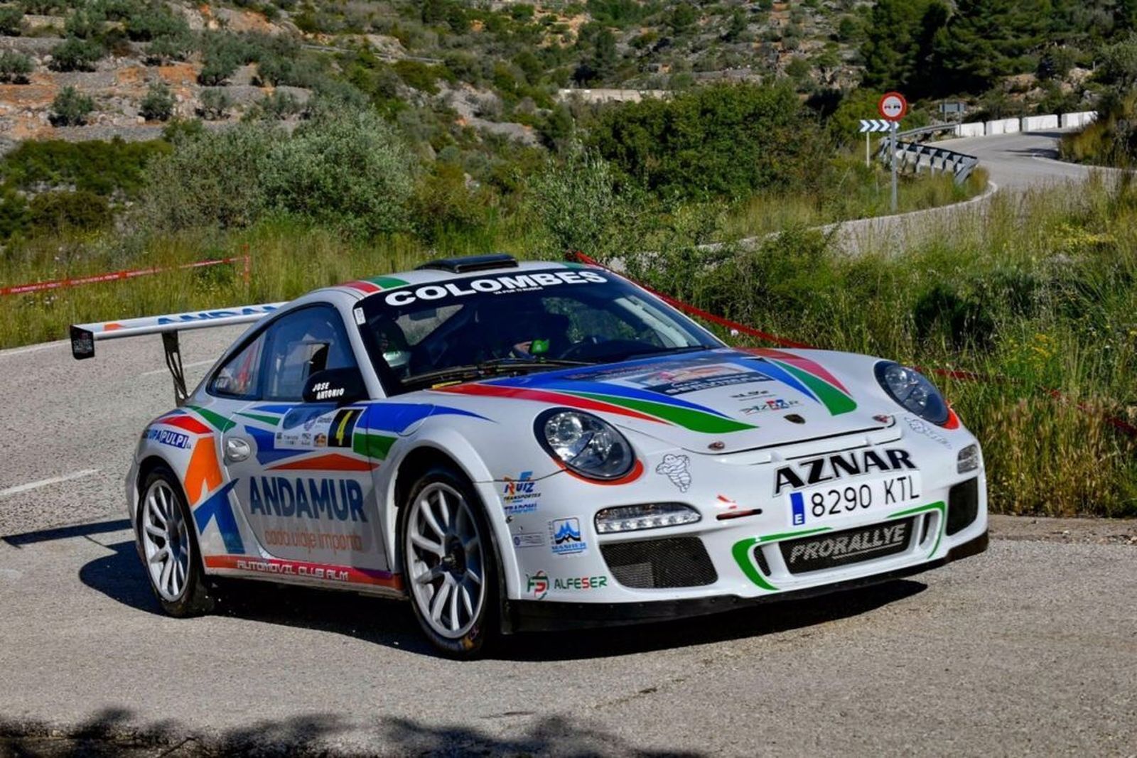 Aznar al volante de su Porsche en tierras valencianas