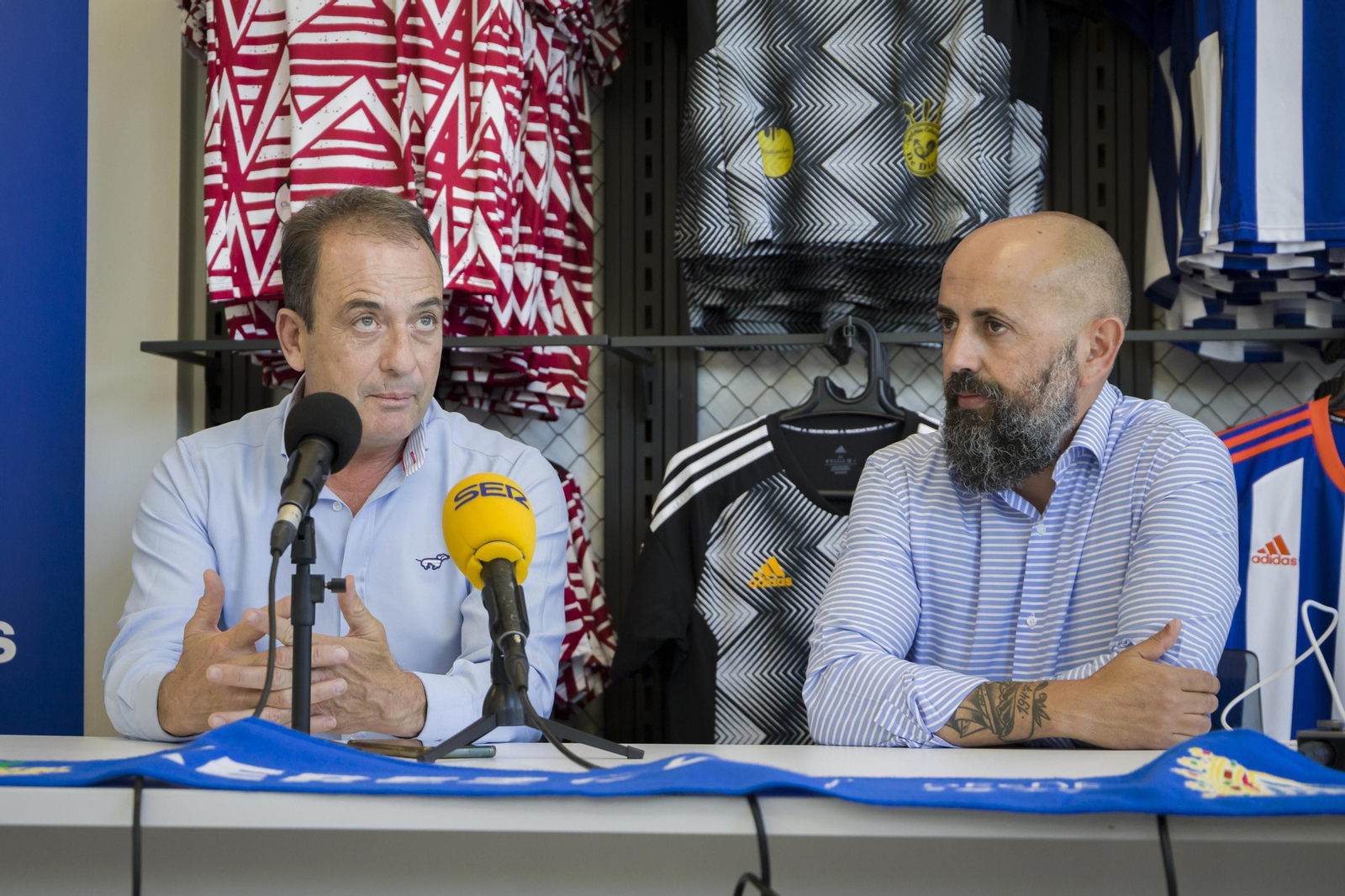 Juan Luis Gil escucha atento a Miguel Ángel en su presentación. Juan Luis Gil escucha atento a Miguel Ángel en su presentación.