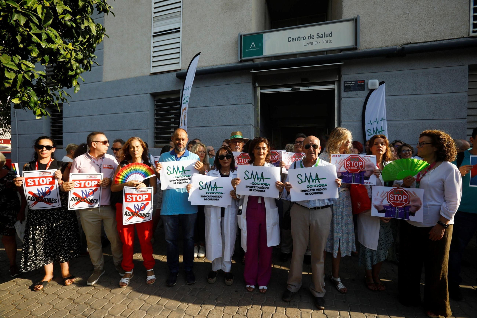 La concentración de los profesionales del centro de salud Levante-Norte de Córdoba, en imágenes