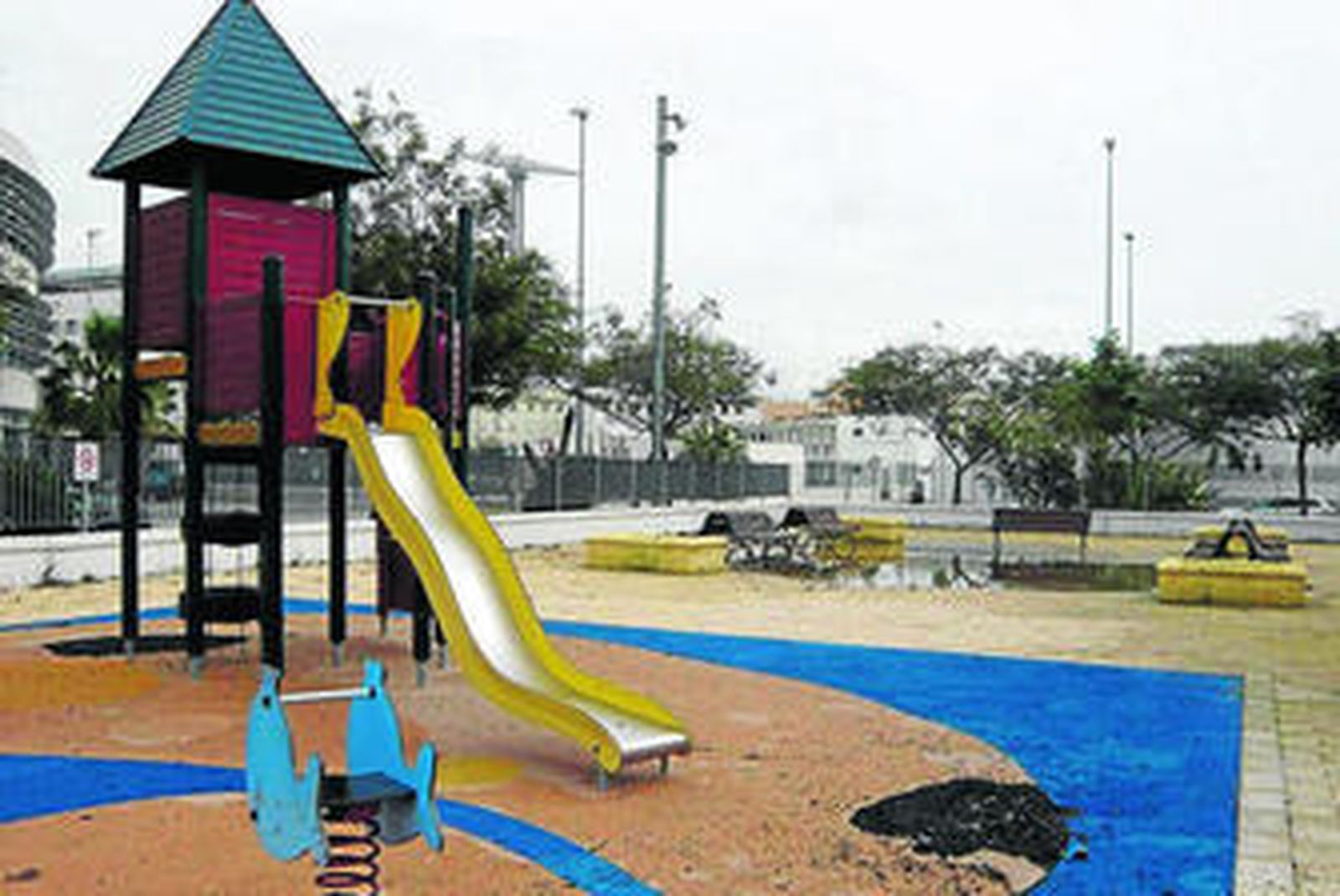 Imagen del parque infantil de Loreto tras ser objeto de actos vandálicos.