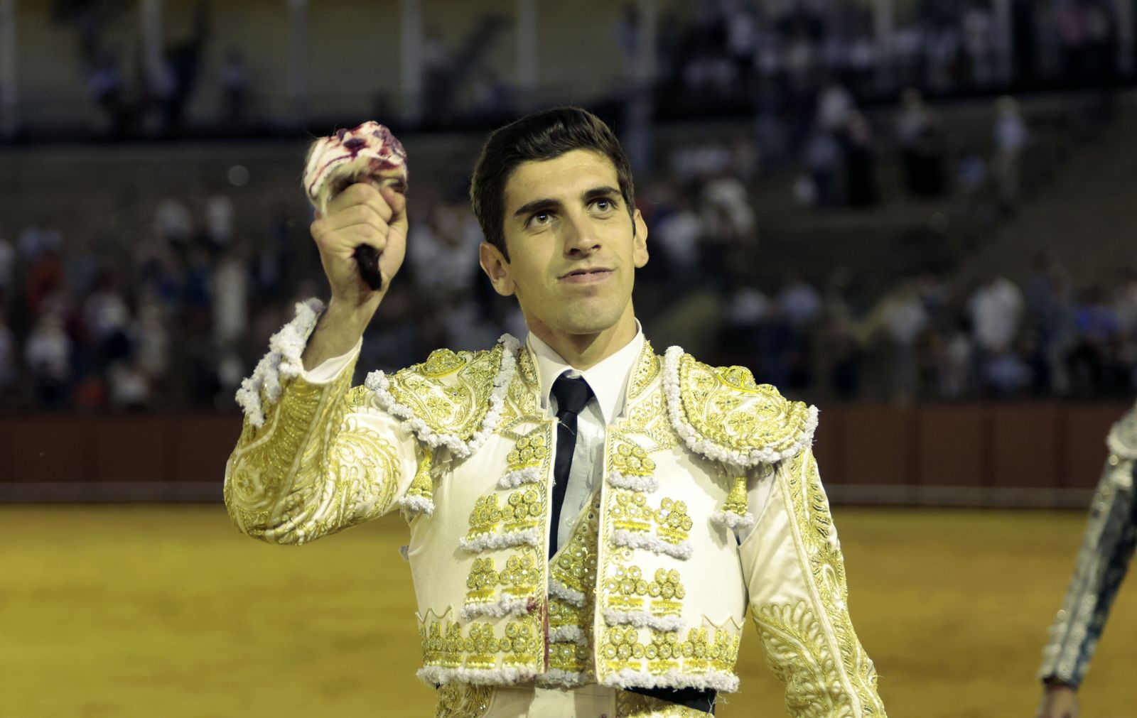 El Melli agradece su trofeo al tendido.