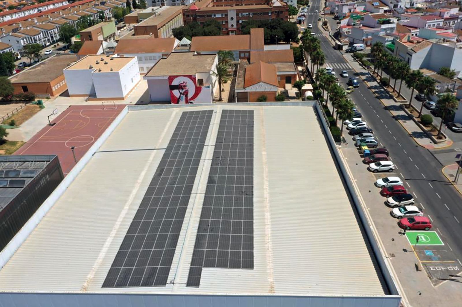 Vista aérea de la instalación fotovoltaica en el pabellón de deportes de San Juan.