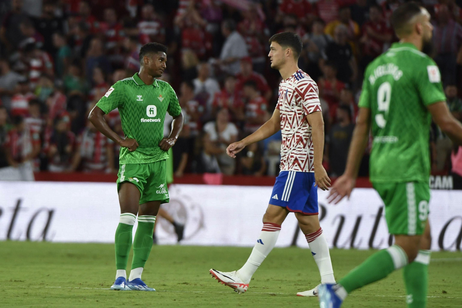 Abner, en un momento del encuentro en Los Cármenes.