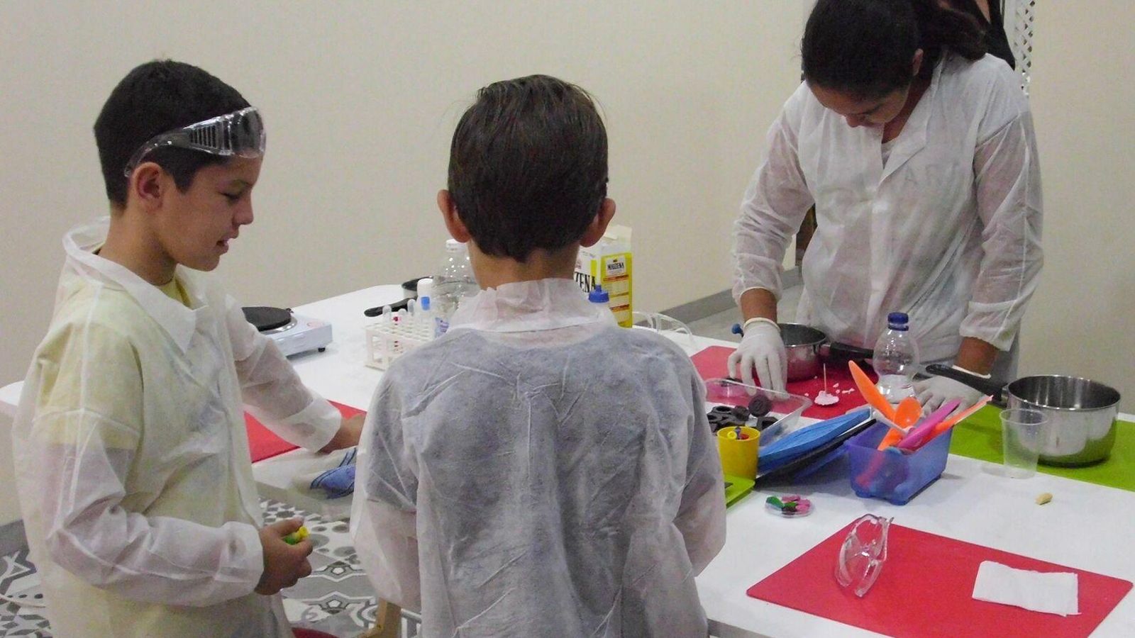 Taller de ciencia en la Biblioteca Pública Infanta Elena.