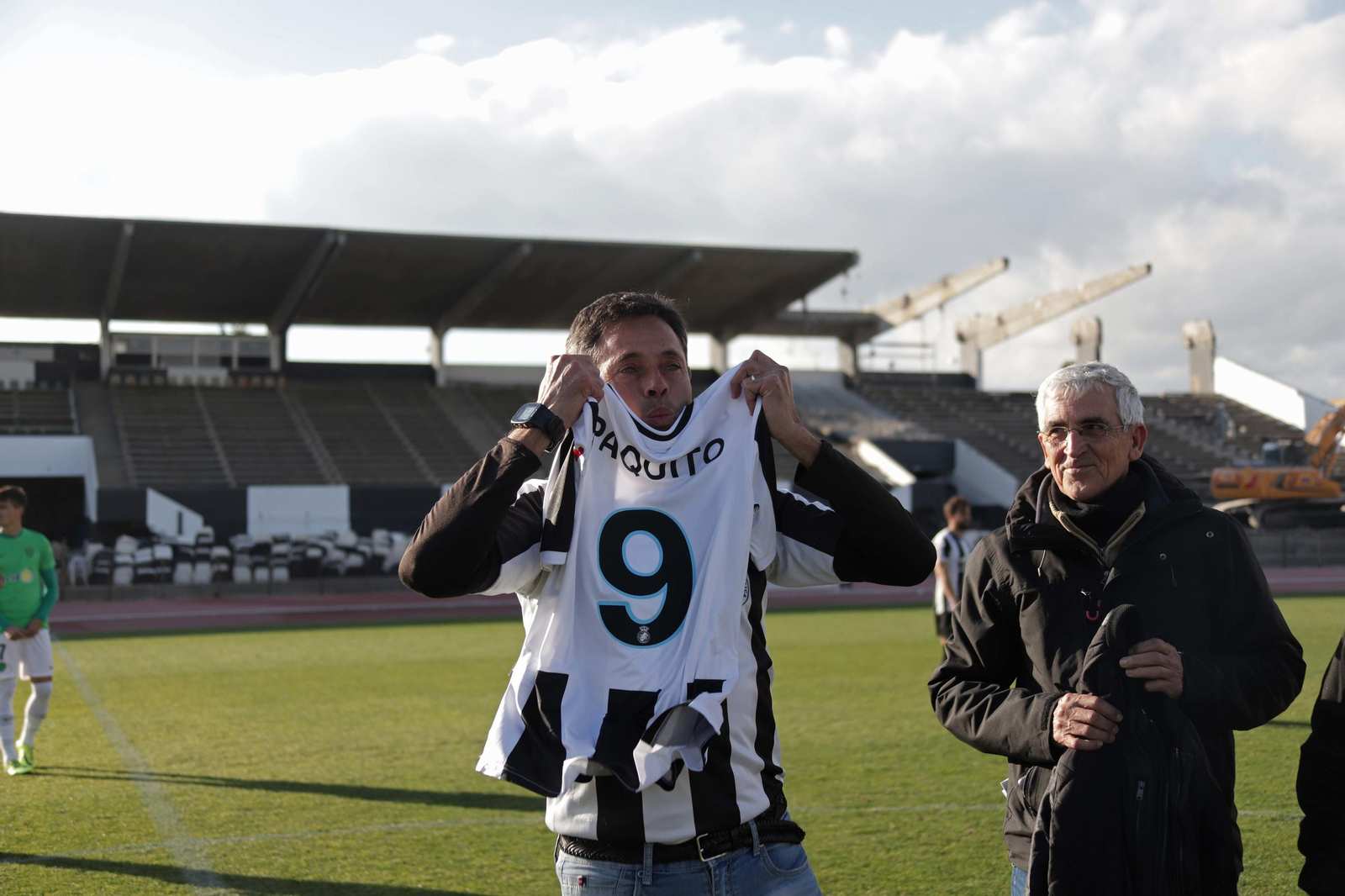 Paquito besa la camiseta de la Balona con su nombre