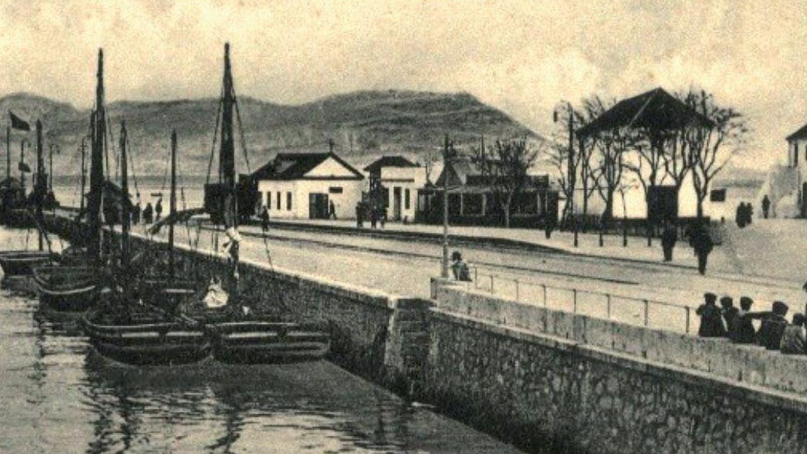 Estación-apeadero del puerto hacia 1906 con la oficina de venta de billetes de la Compañía del Ferrocarril.