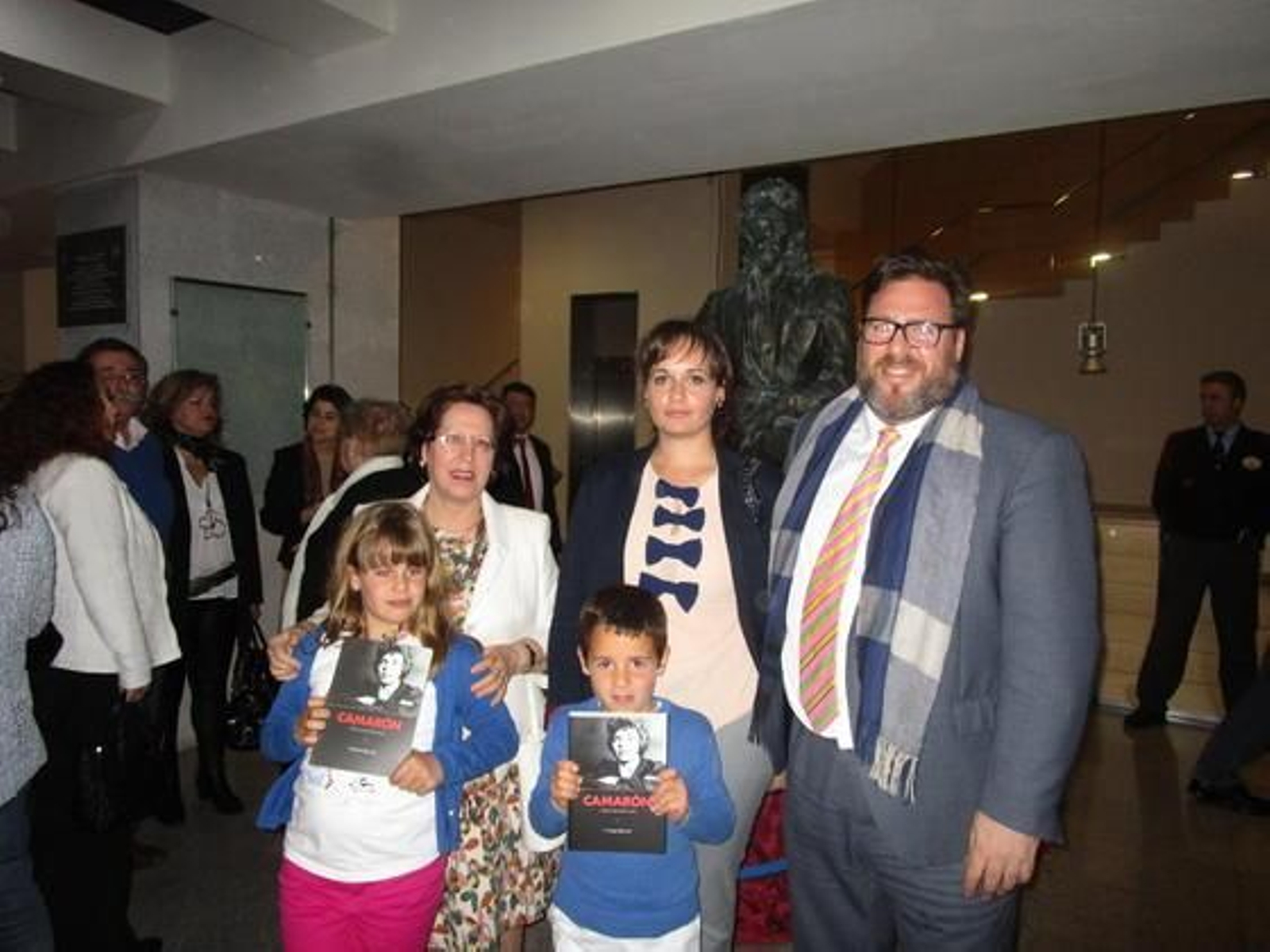 María del Carmen de Arnaiz, Raquel Lemus, Enrique Montiel y sus hijos, acudieron a la presentación del libro del patriarca de la familia. 

Foto: Ignacio Casas de Ciria
