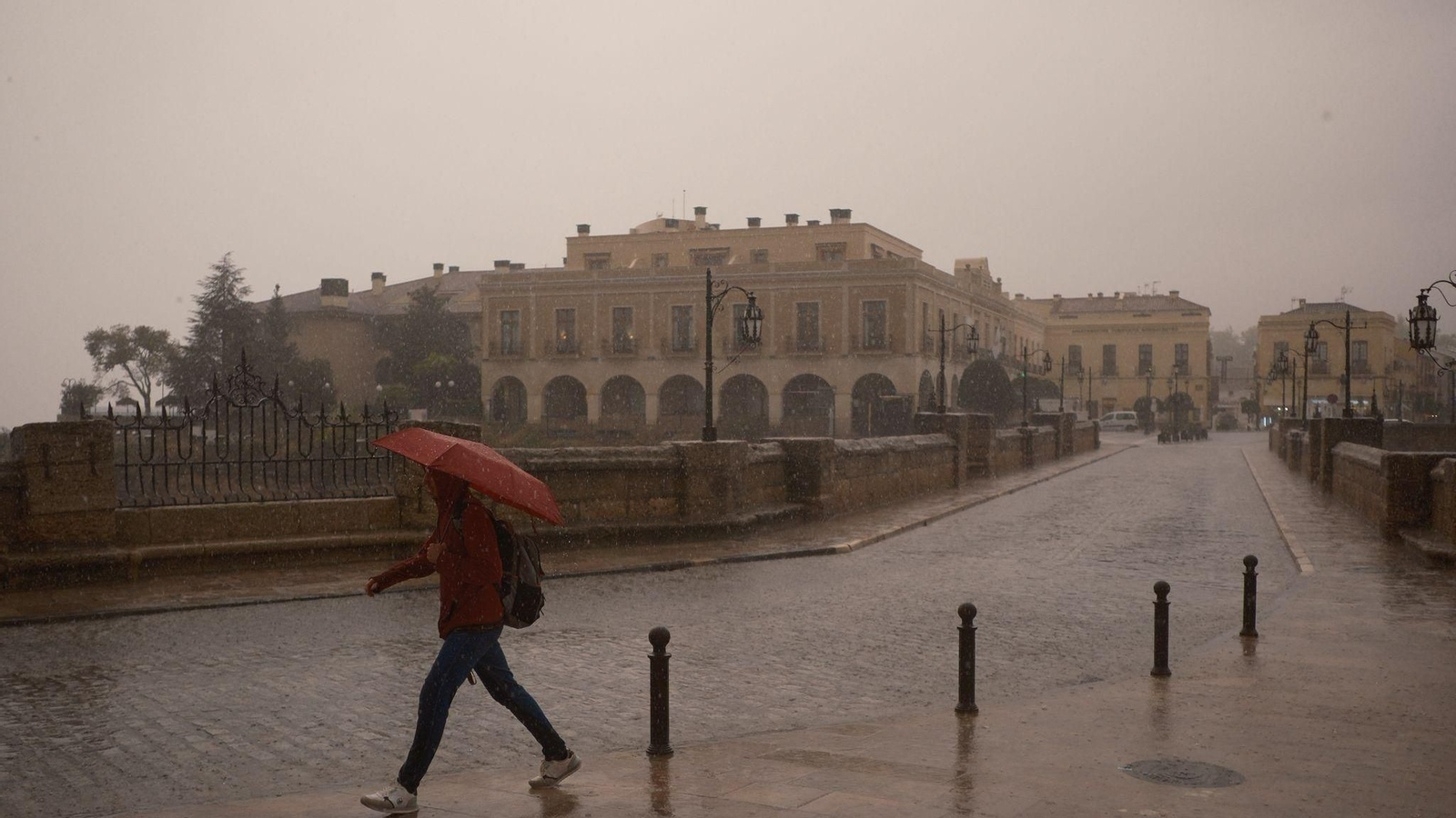 Tarde de paraguas y mucha precaución: fuertes lluvias ponen en alerta naranja a Málaga