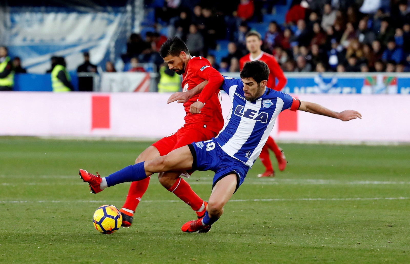 Nolito intenta zafarse de la presión de Manu García, capitán y autor del gol del Alavés.
