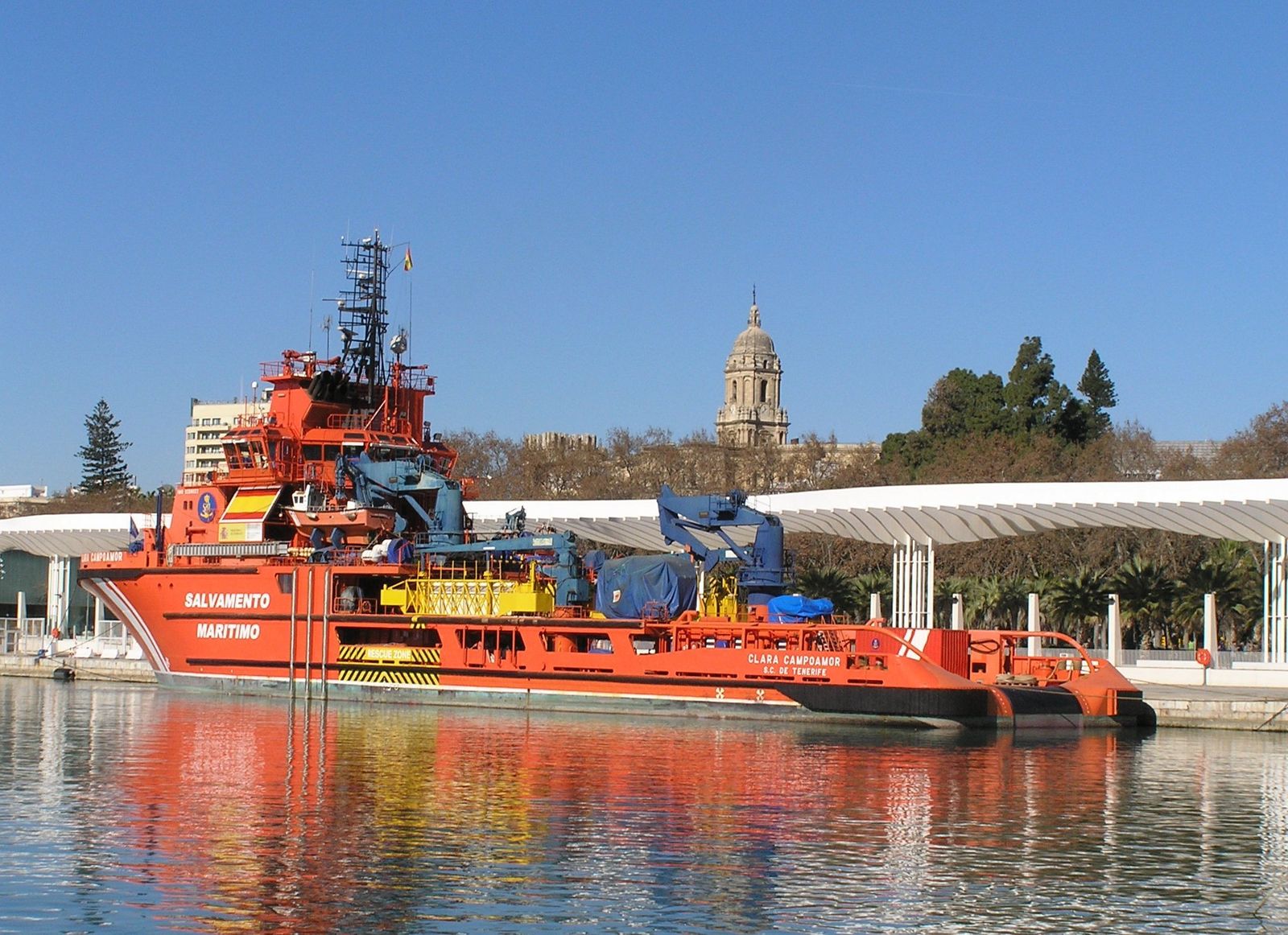 El ‘Clara Campoamor’ atracado ayer en Málaga.