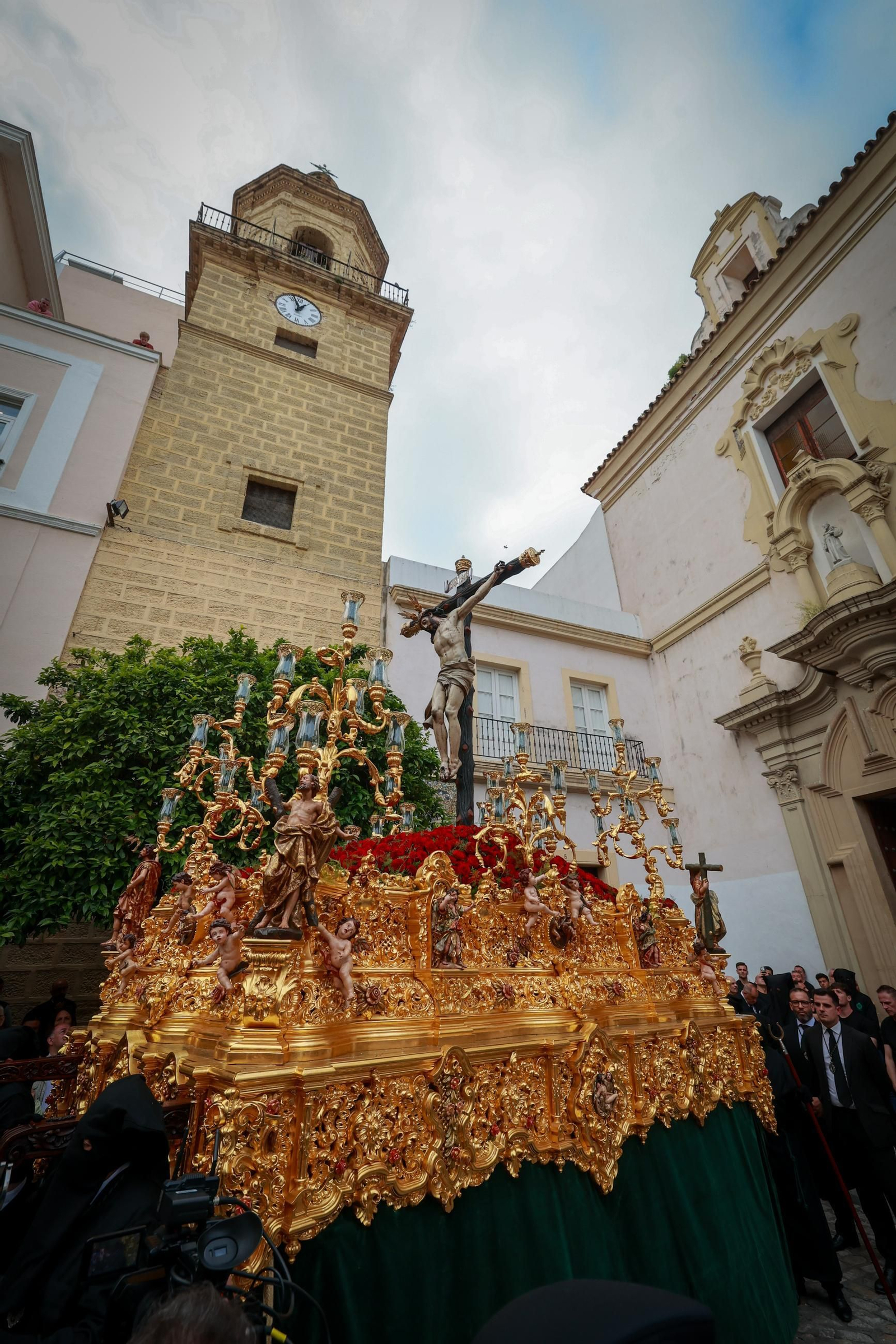 Imágenes de la salida de Vera Cruz en la Semana Santa de Cádiz 2025