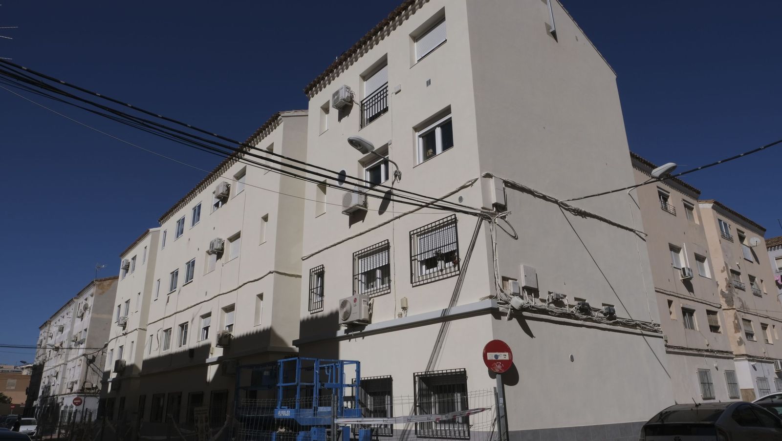 La rehabilitación de los edificios del barrio de los pintores en Almería avanza a buen ritmo, en imágenes