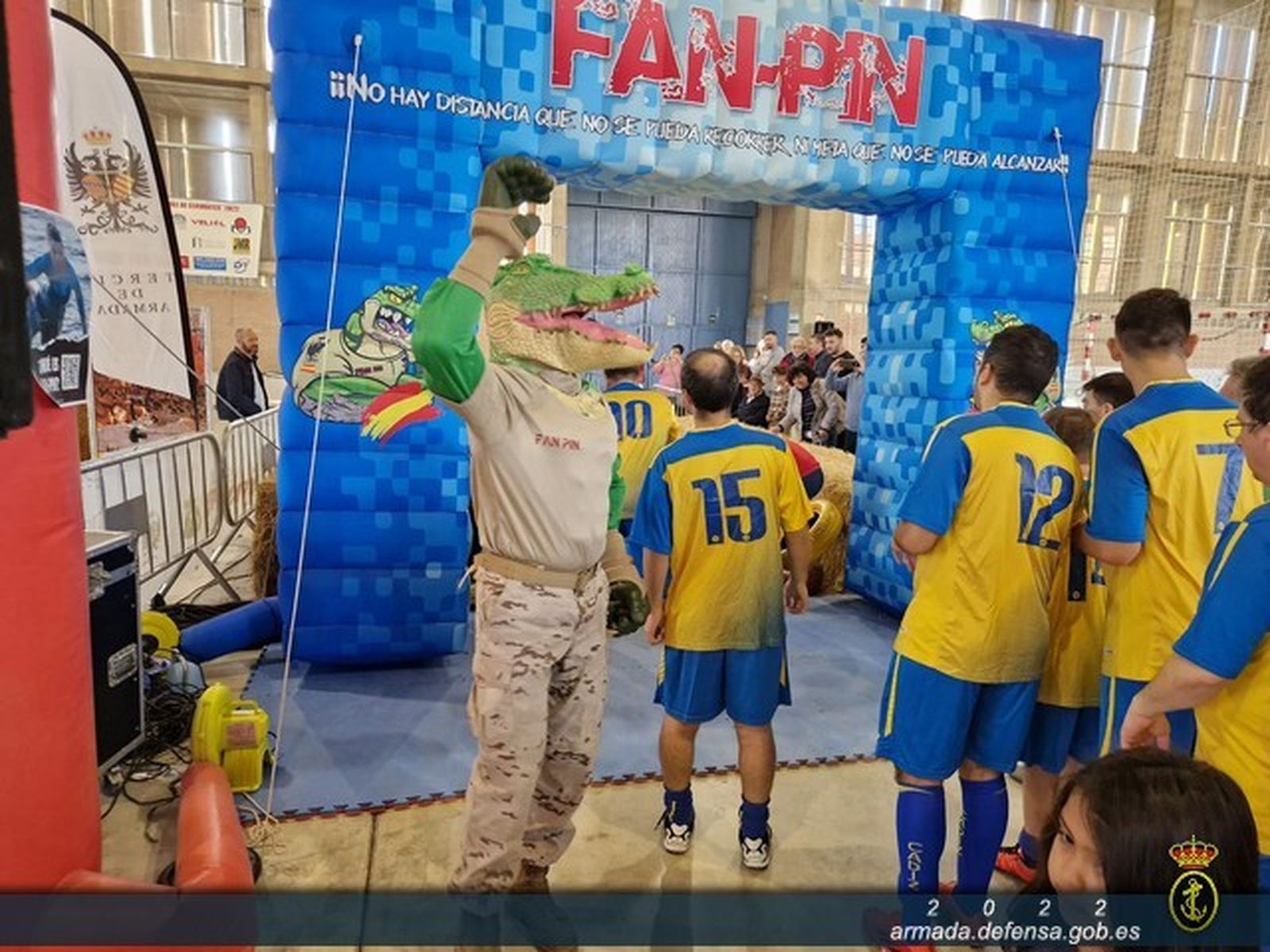La mascota de la Fan Pin, Miguelón, en el stand de la carrera que se instaló en Ifeca.