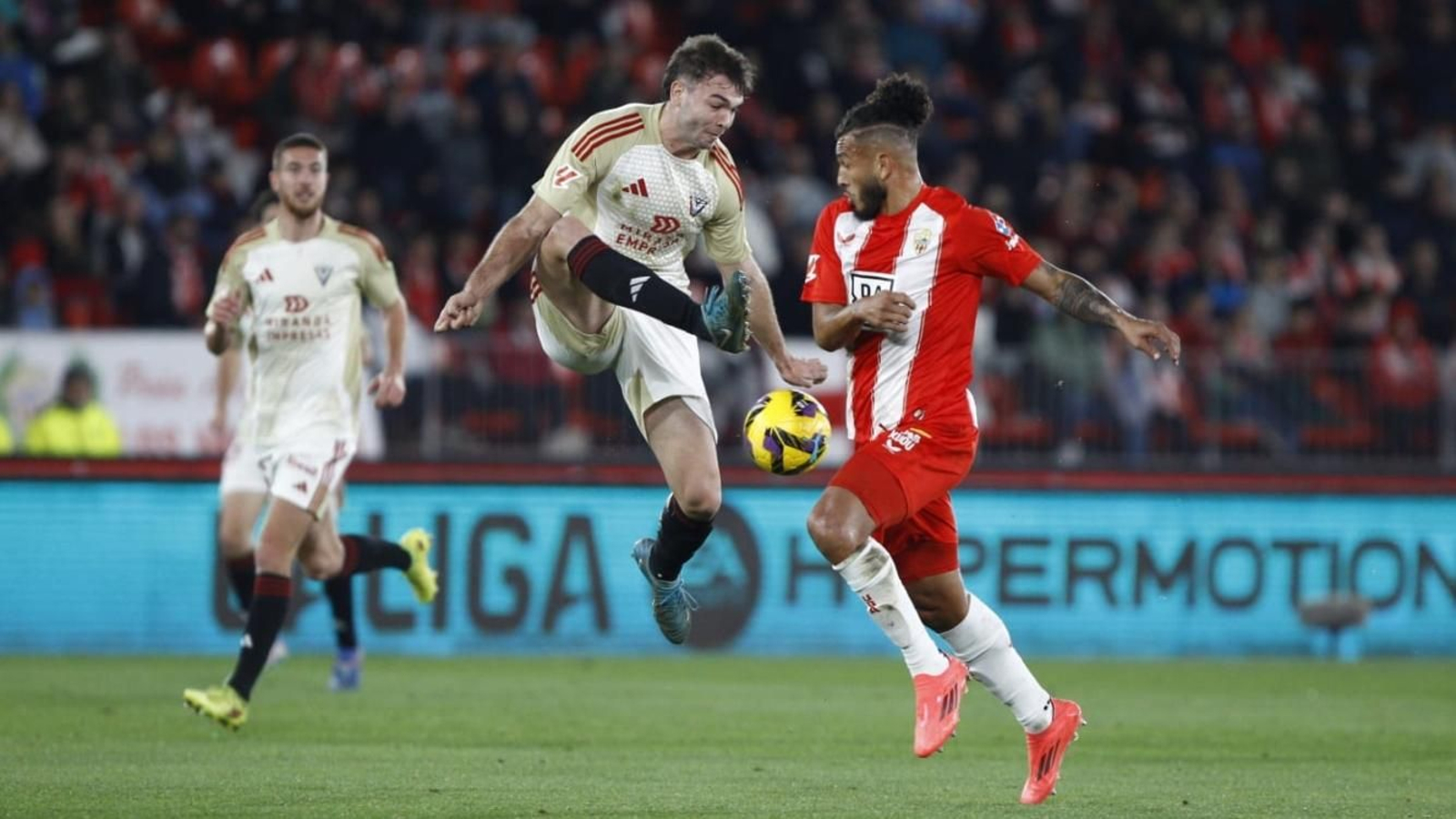 Mirandés y Almería protagonizan el gran encuentro de la jornada.