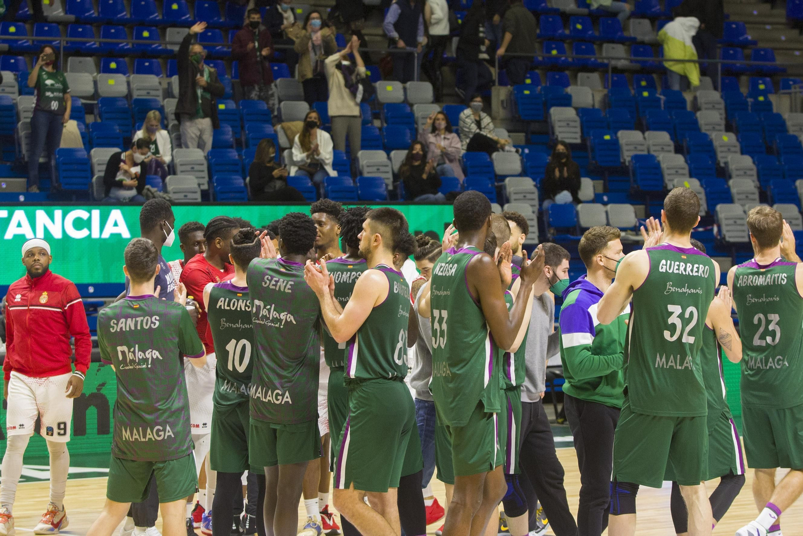 Los jugadores del Unicaja aplauden al final del partido frente al AS Mónaco. Los jugadores del Unicaja aplauden al final del partido frente al AS Mónaco.
