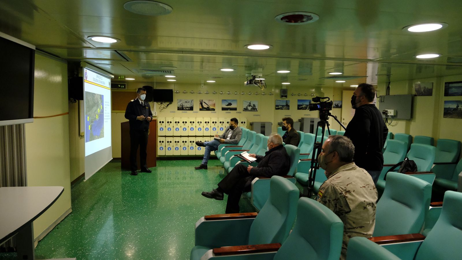 Fotogalería de la visita al portaaviones Juan Carlos I. Puerto de Almería.
