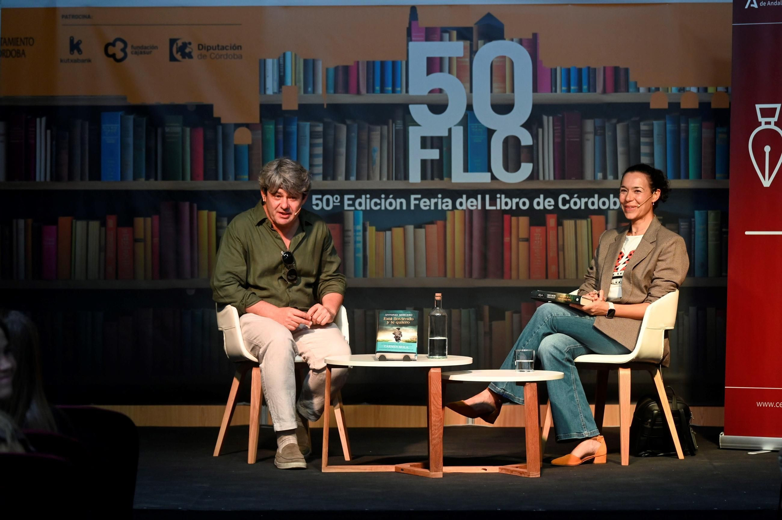 Antonio Mercero presenta su último libro en la Feria del Libro con la periodista Ángela Alba como presentadora.