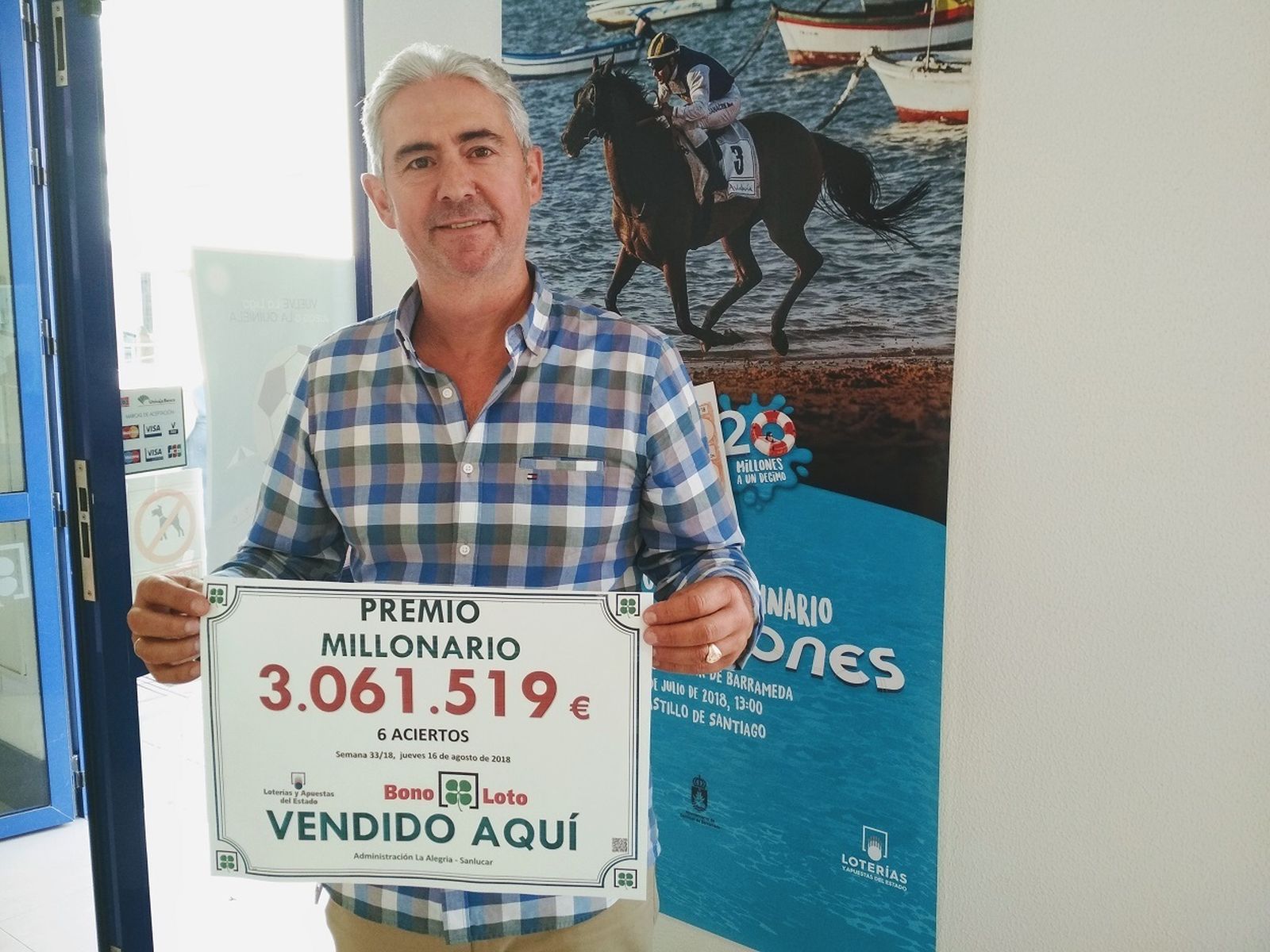 Manuel Calvo, responsable de la administración de loterías de Sanlúcar donde se selló el boleto premiado.