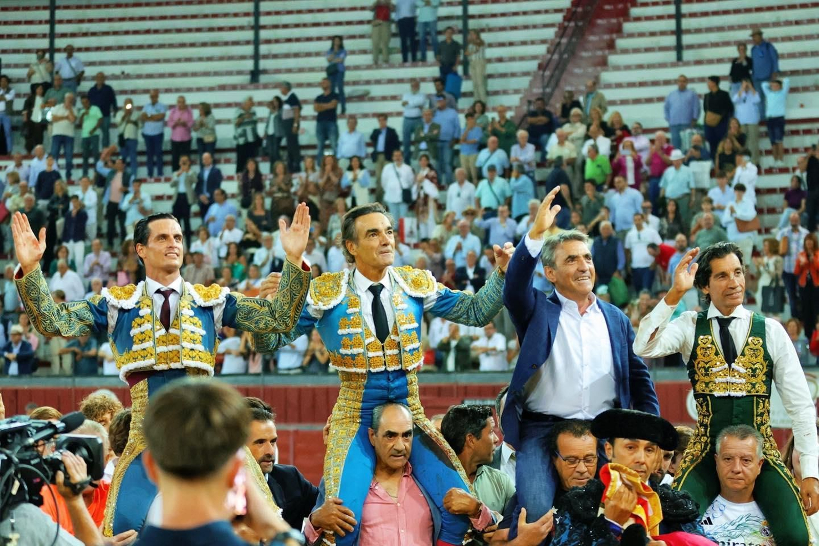 Salida hombros última corrida feria Jaén. Salida hombros última corrida feria Jaén.