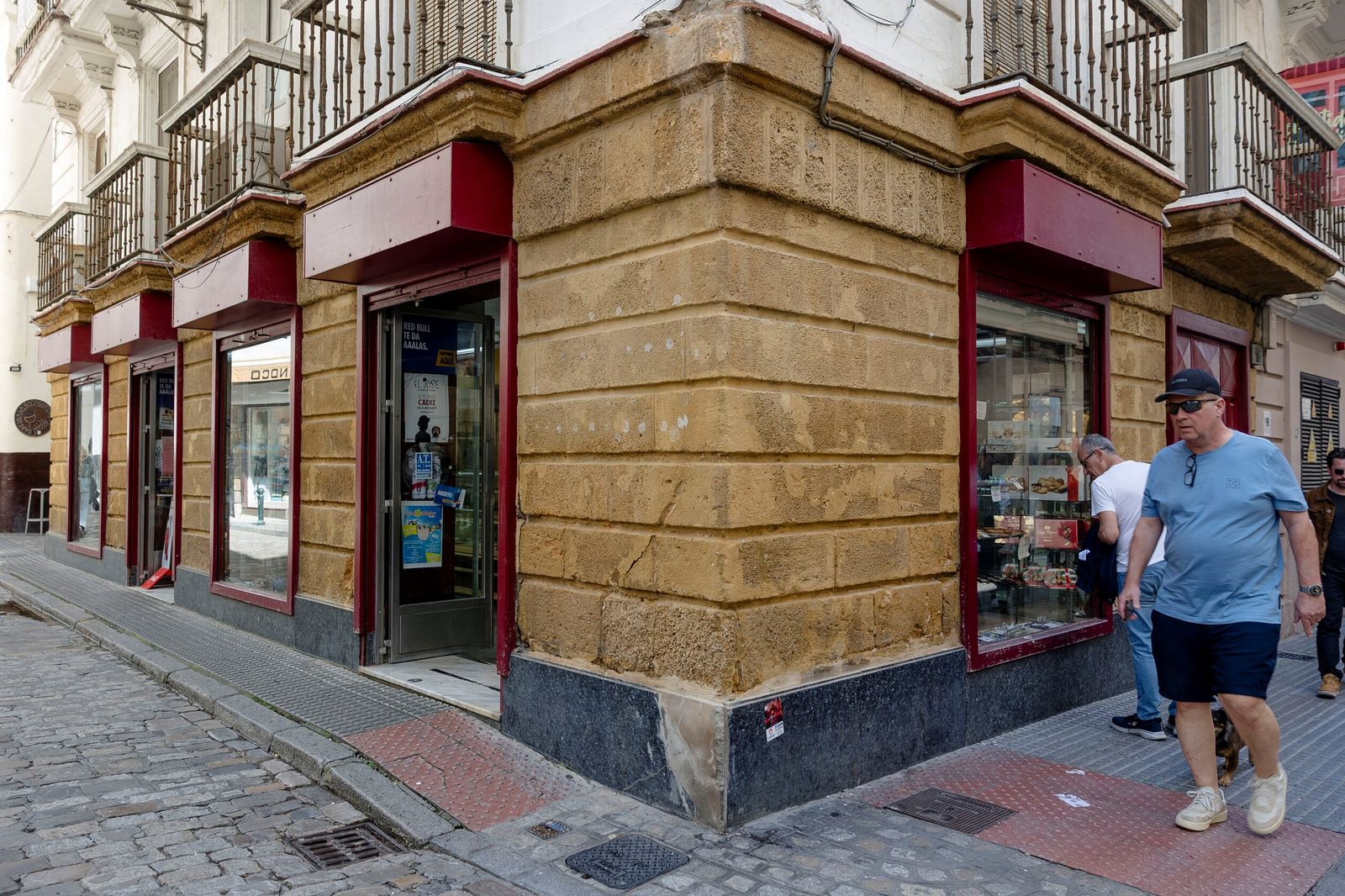 Fachada de la confitería del Pópulo, que ya ha cerrado sus puertas.