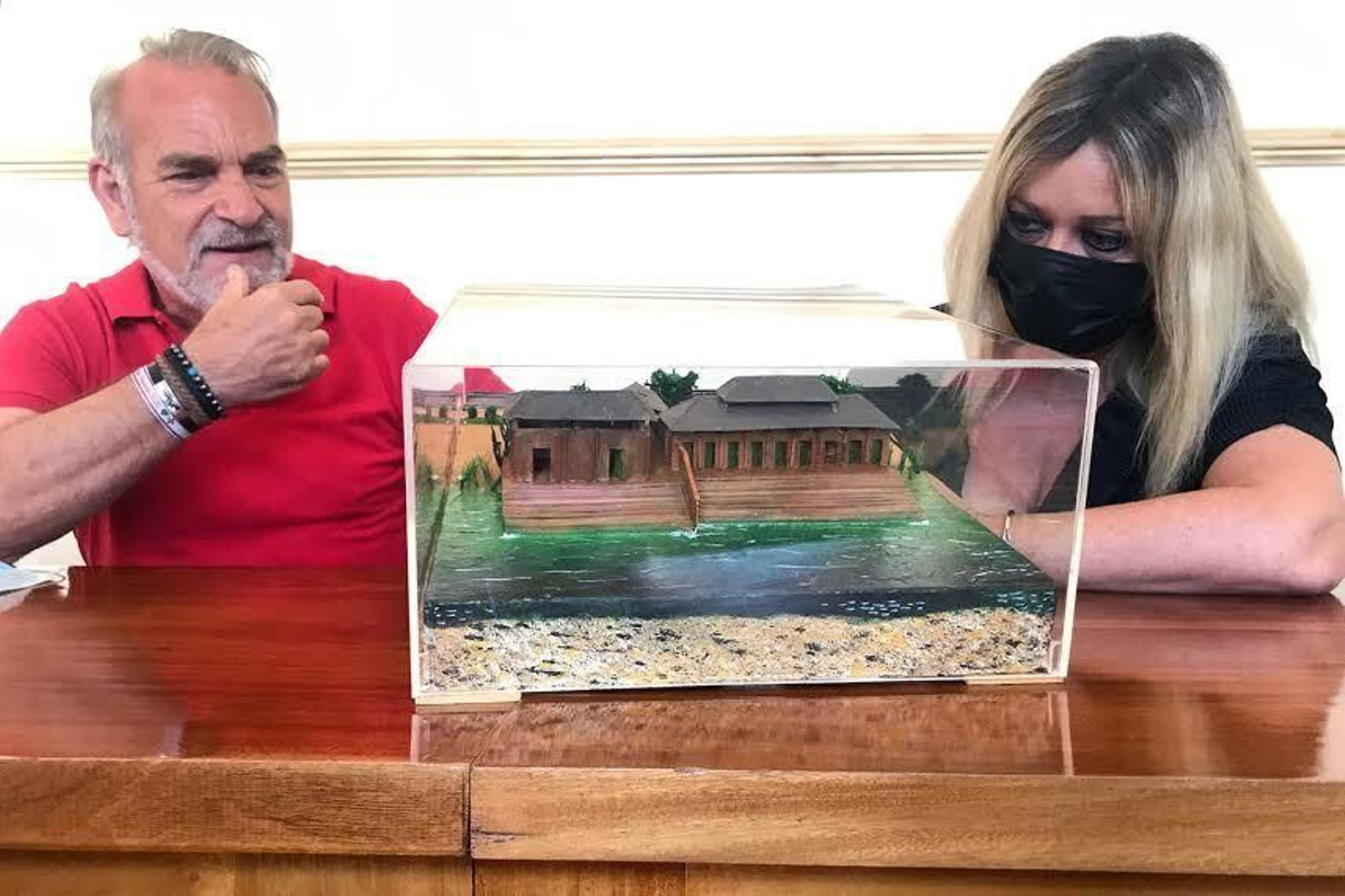 La alcaldesa de San Juan del Puerto, Rocío Cárdenas y Elías Pérez Beltrán observan la maqueta