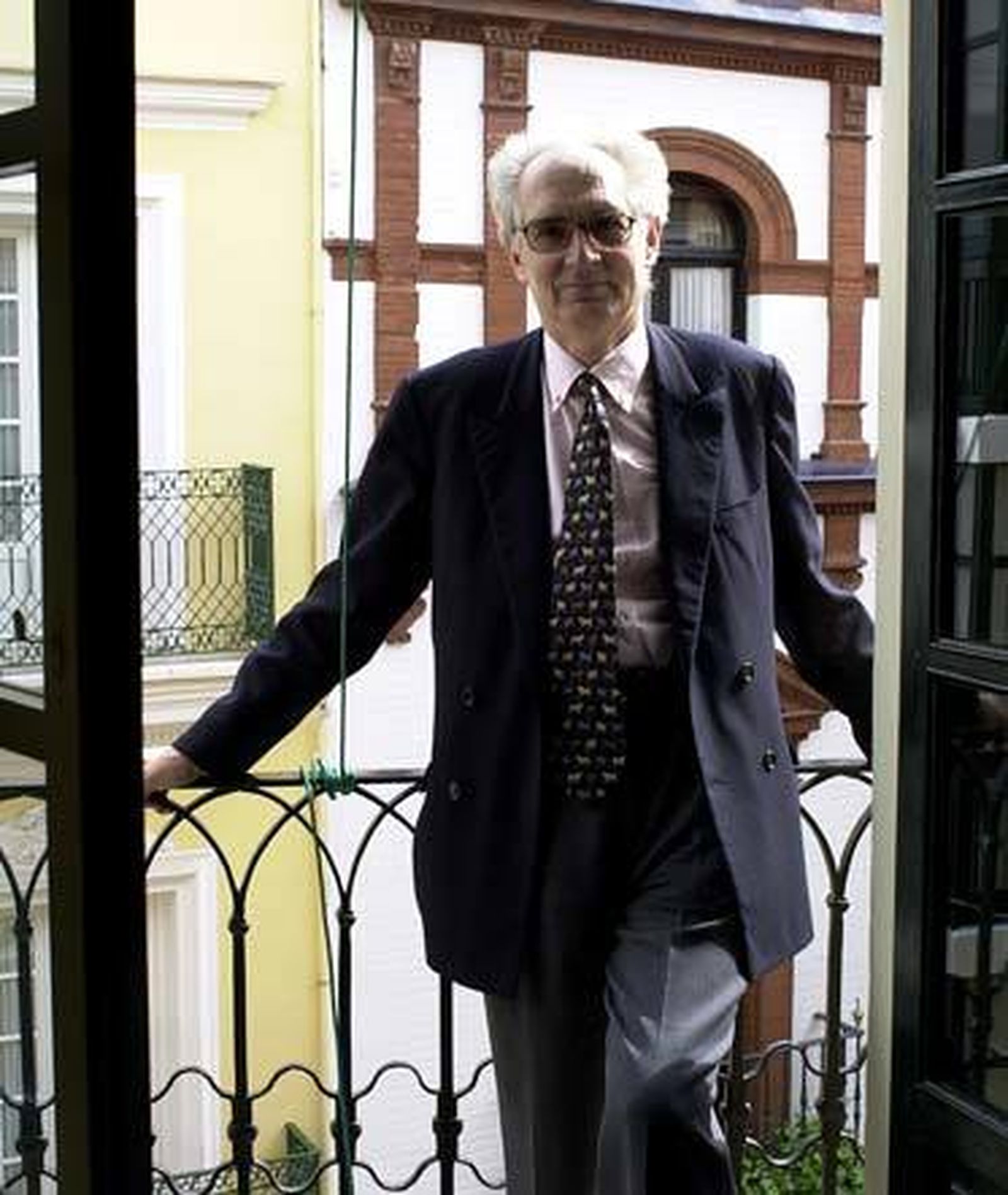 "He evitado la literatura barata; la de Dominguín es una vida novelesca"