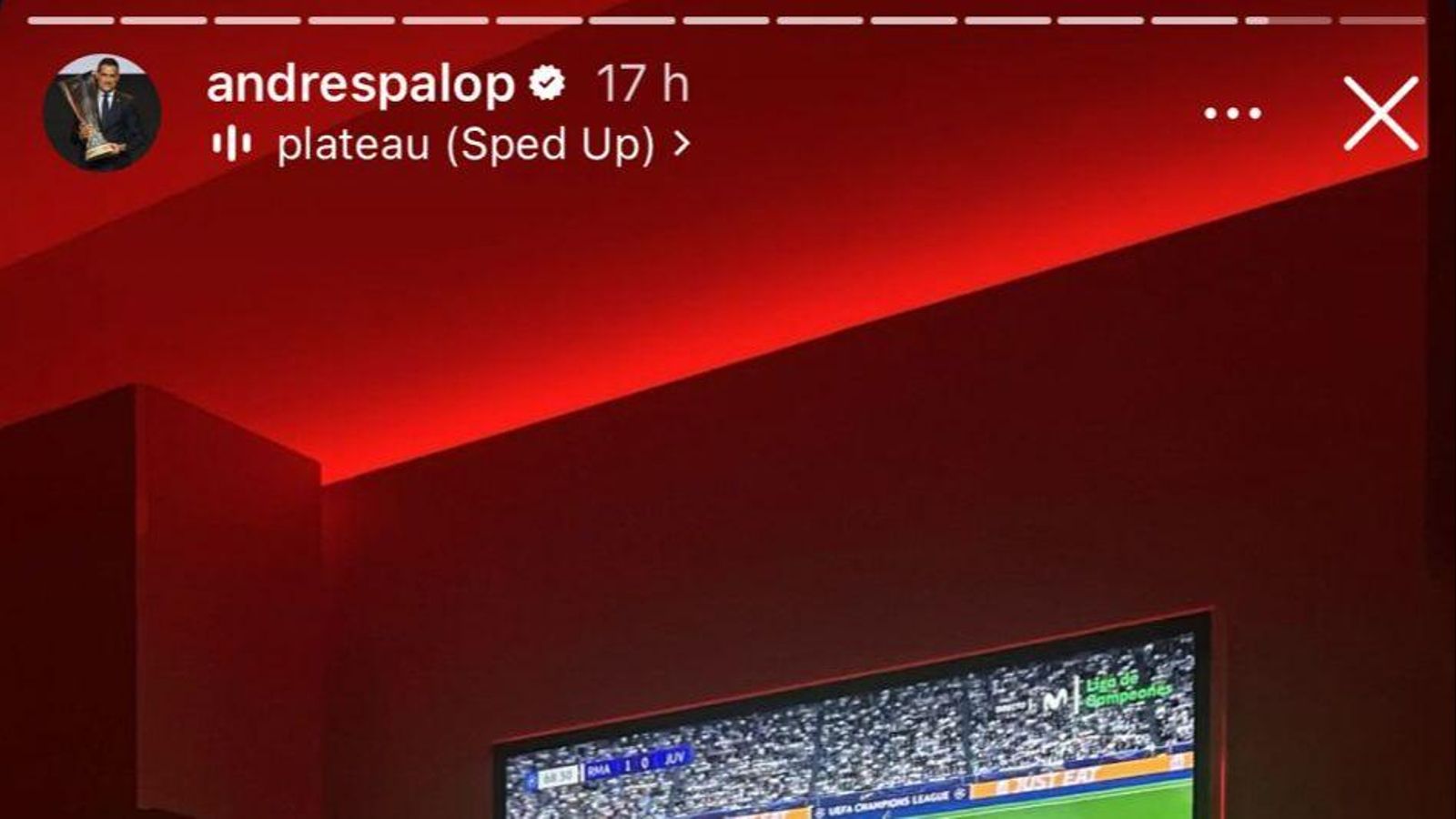 Andrés Palop comparte en su cuenta de Instagram una foto usando luz roja en casa