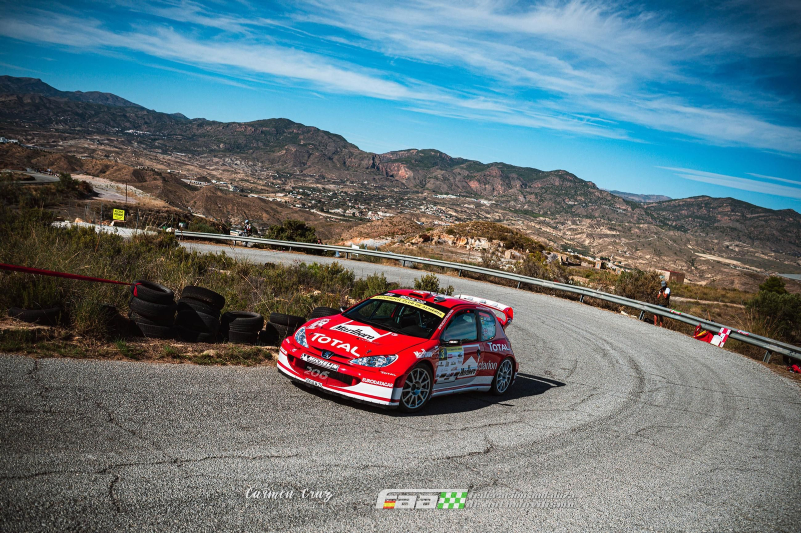 José Antonio Aznar a su paso con su Peugeot 206 WRC durante uno de los tramos del circuito.