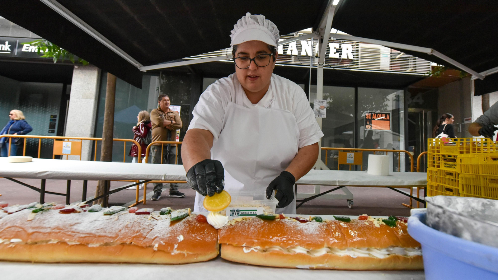El III roscón de Reyes gigante solidario de Algeciras, en imágenes