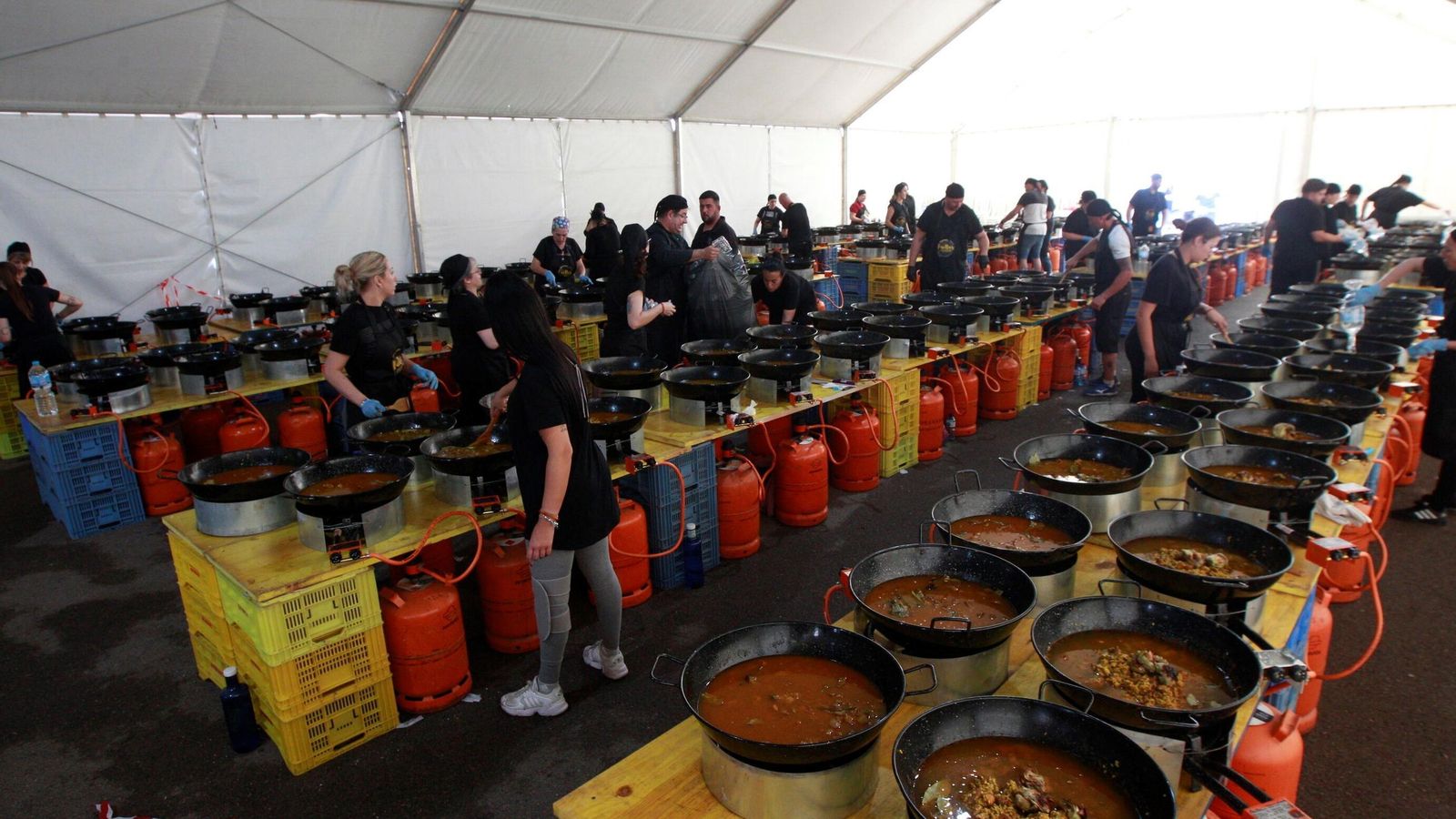 Más de 200 paellas se cocinan a la vez para la comida de la CUCN.