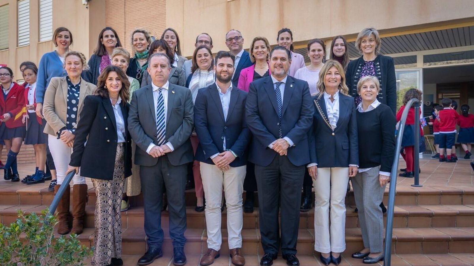 El delegado de Desarrollo Educativo de la Junta de Andalucía, Francisco Alonso, y el concejal de Educación y Cultura del Ayuntamiento de Roquetas de Mar, Juan Carlos Muyor, acompañaron al colegio en este acto, en el que se descubrió el distintivo IB.