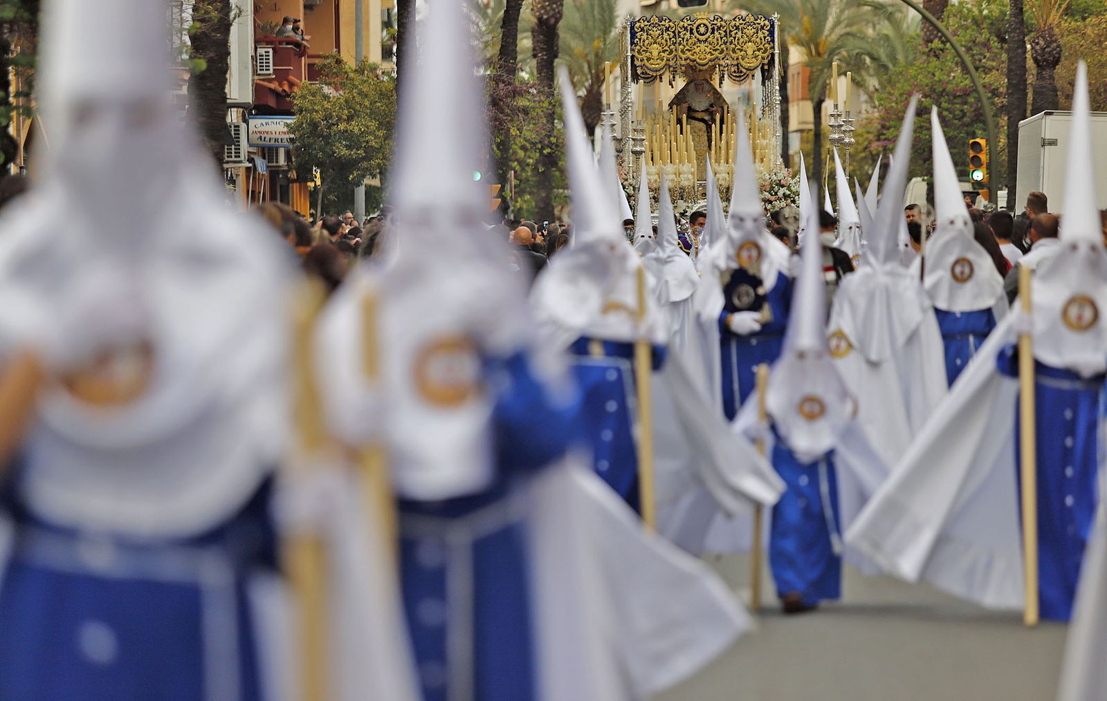 La Hermandad de la Sagrada Lanzada hace su estación de penitencia por las calles de Huelva