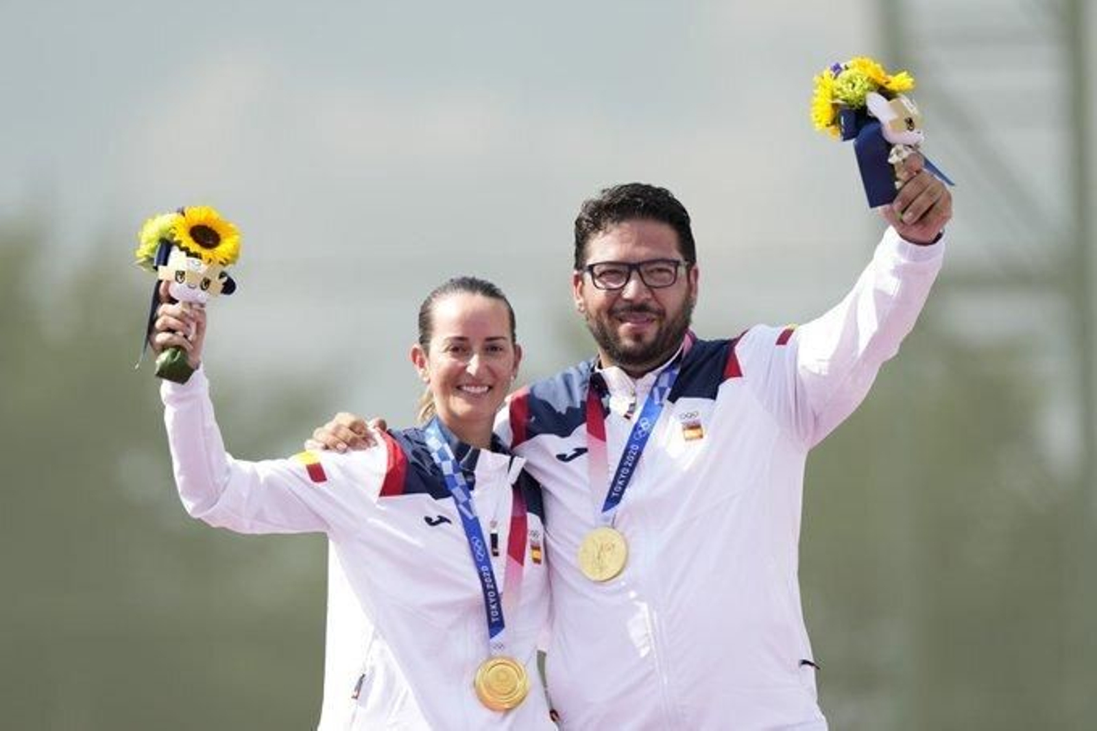 Fátima Gálvez y Alberto Fernández, después de recibir la medalla de oro.