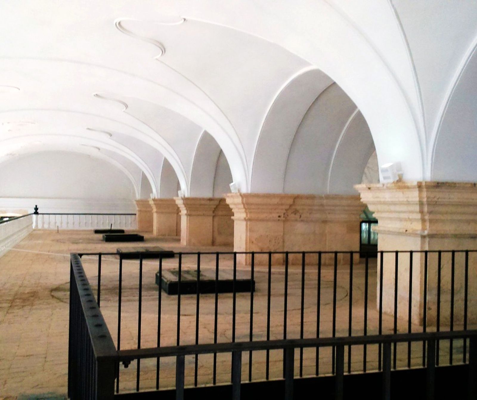 Vista general de la bodega histórica del Museo del Olivo, conocida como la Catedral del Aceite, un impresionante espacio del siglo XIX que combina arquitectura industrial y monumentalidad.