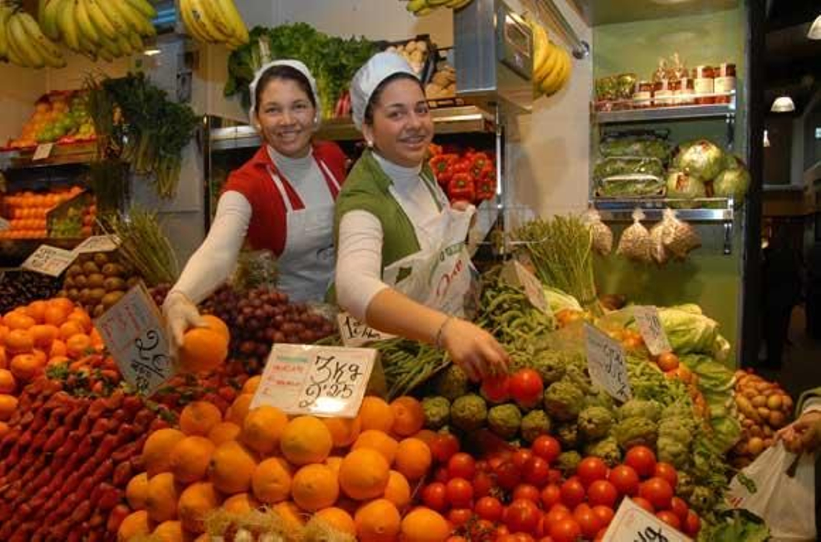 Frutas y verduras Juani
Propietaria: Juana Medina · Sus hijas, Vanesa y Juana Mari Manzorro, están al frente del puesto
Puesto F-12
Género:Ofertan verduras y frutas frescas procedentes de Chiclana
Que nadie se deje engañar por la juventud de Vanesa y Juana Mari Manzorro, porque estas chicas saben vender y venderse. Ambas están al frente de un negocio familiar que sus padres emprendieron hace más de 20 años. A día de hoy son ellas las encargadas de ofrecer a su clientela frutas y verduras frescas procedentes de Chiclana. “También traemos género de Conil y de Chipiona”. Según estas hermanas, “lo importante es que sea de aquí, de Cádiz”.



Foto: Paco Periñán