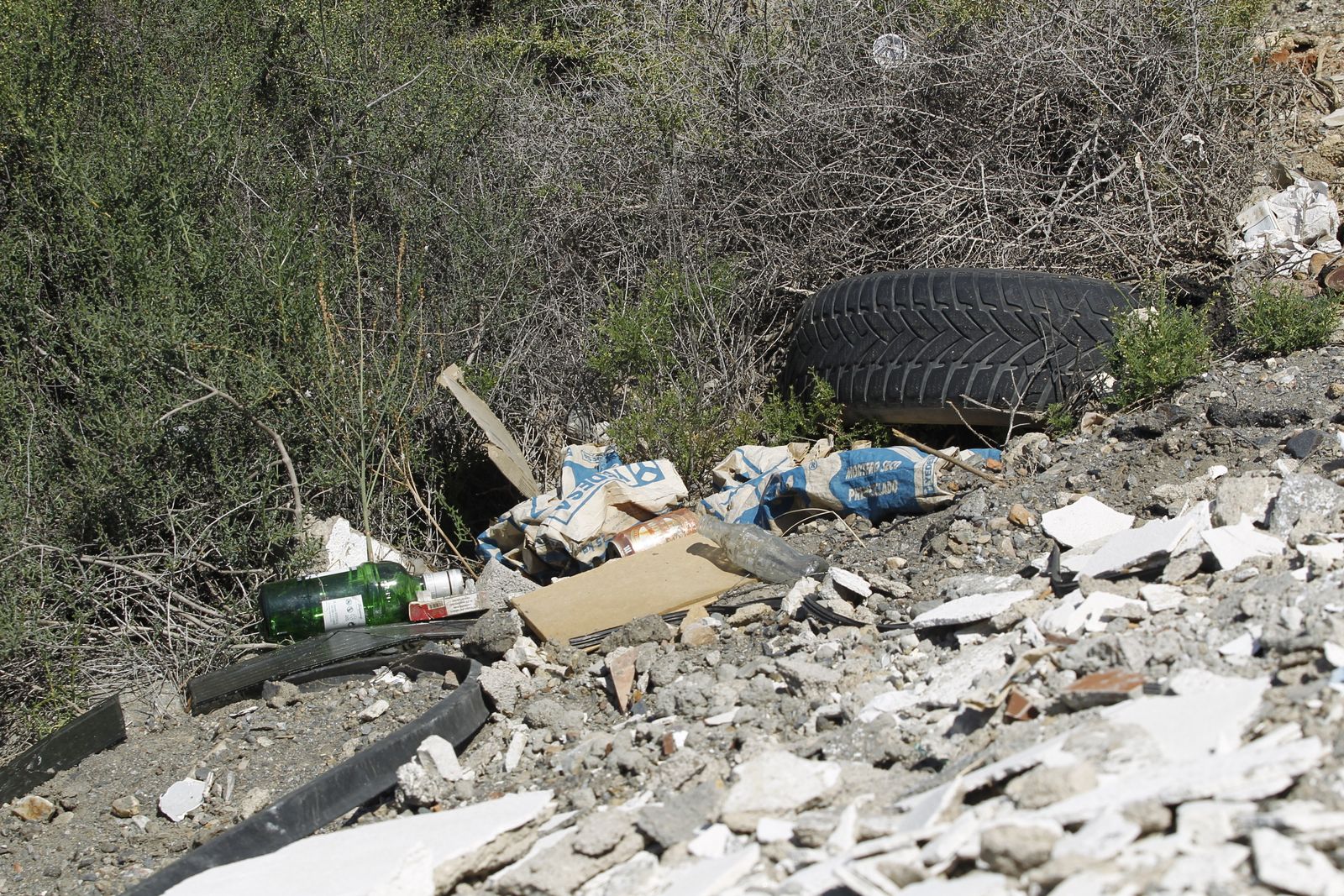 Fotogalería basura en el Desierto de Tabernas
