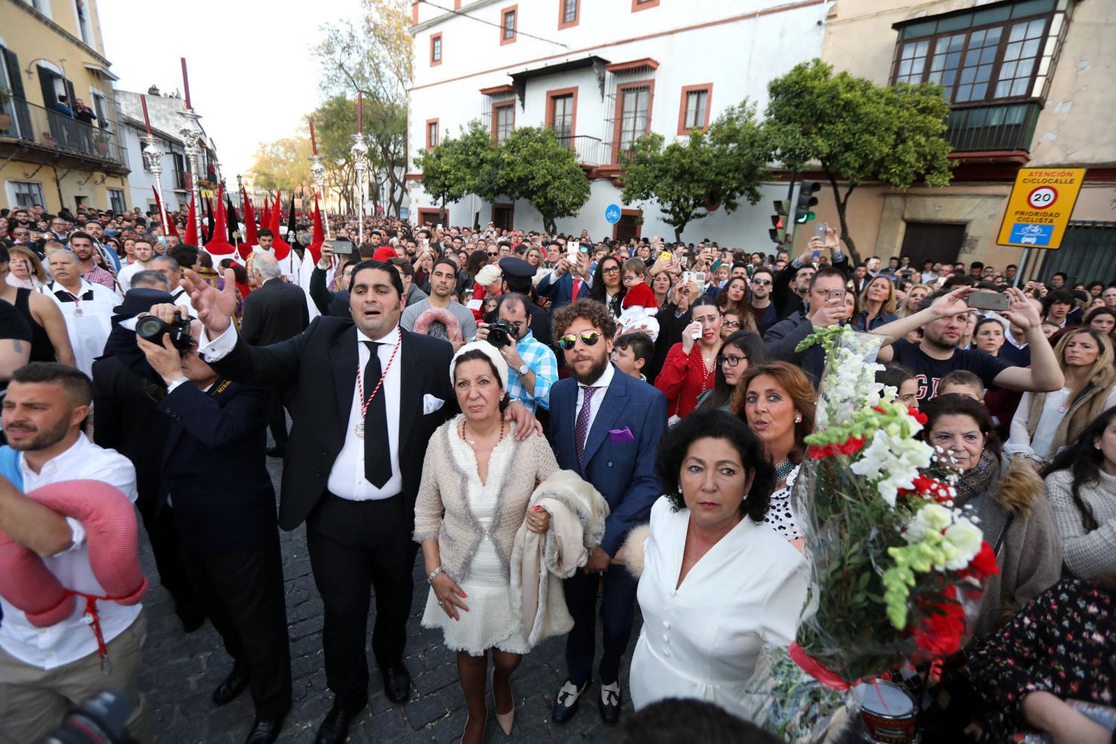 Juan Montero dirige las evoluciones de un paso de Jesús del Prendimiento que recoge todas las miradas, entre ellas la de ‘Pepe del Morao’.