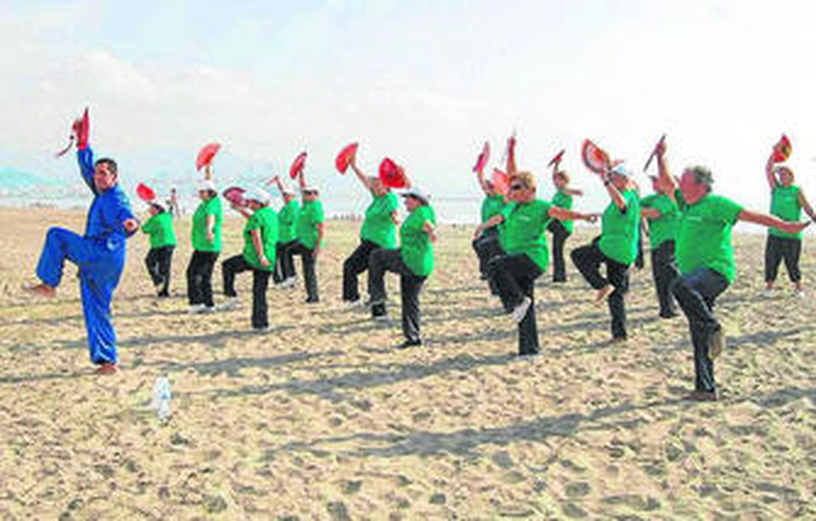 Un grupo de mayores, ayer en la playa de La Misericordia, realizando taichi.