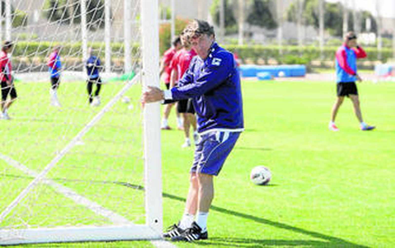 Esteban Vigo, entrenador del Almería, sujeta una portería durante un entrenamiento de su equipo.
