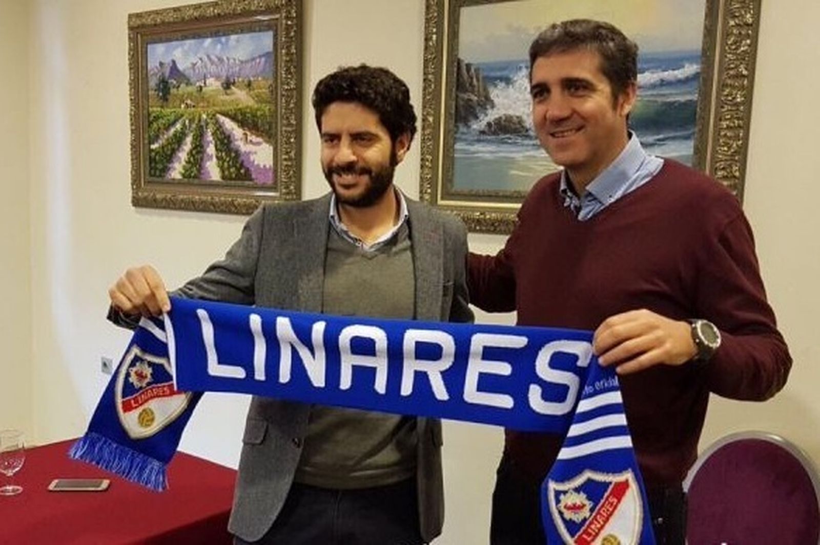 Jaime Molina (d), durante su presentación con el Linares.