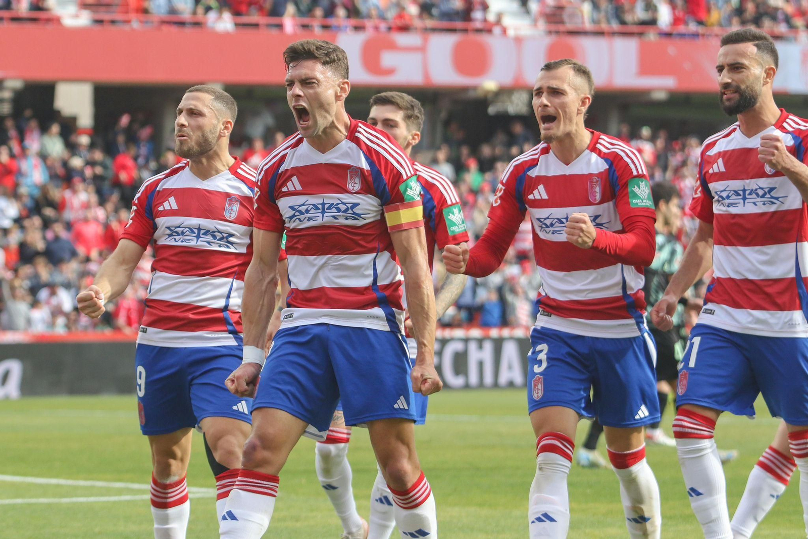 Los jugadores celebran el 1-0 de Boyé