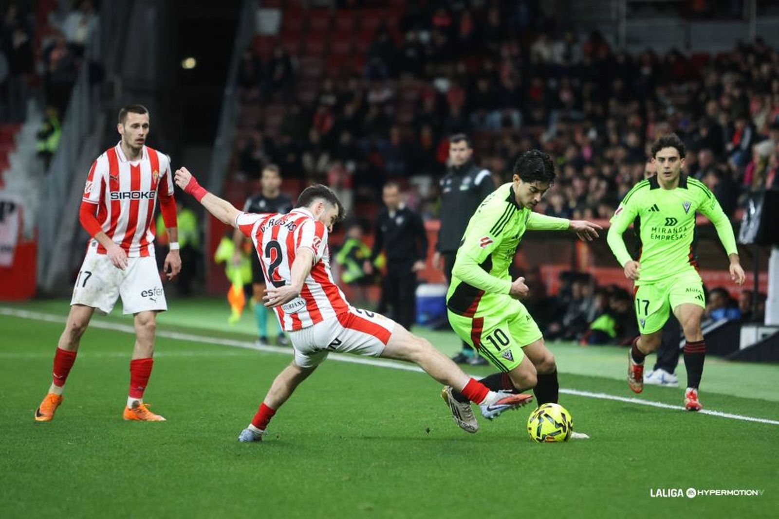 El Sporting golea al colista Mirandés, próximo rival del Málaga CF